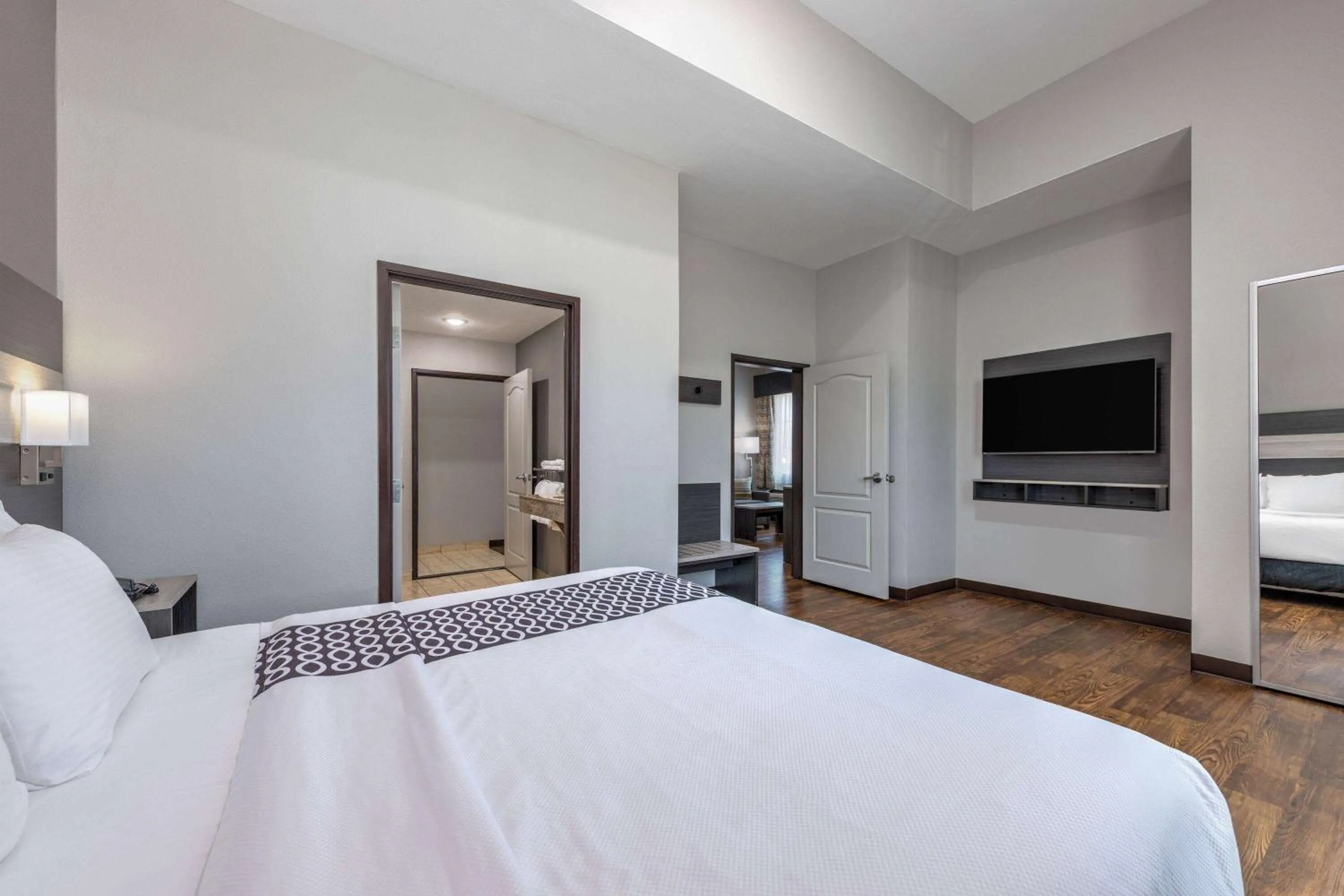 Photo of the whole room, Bed in La Quinta by Wyndham Allen at The Village