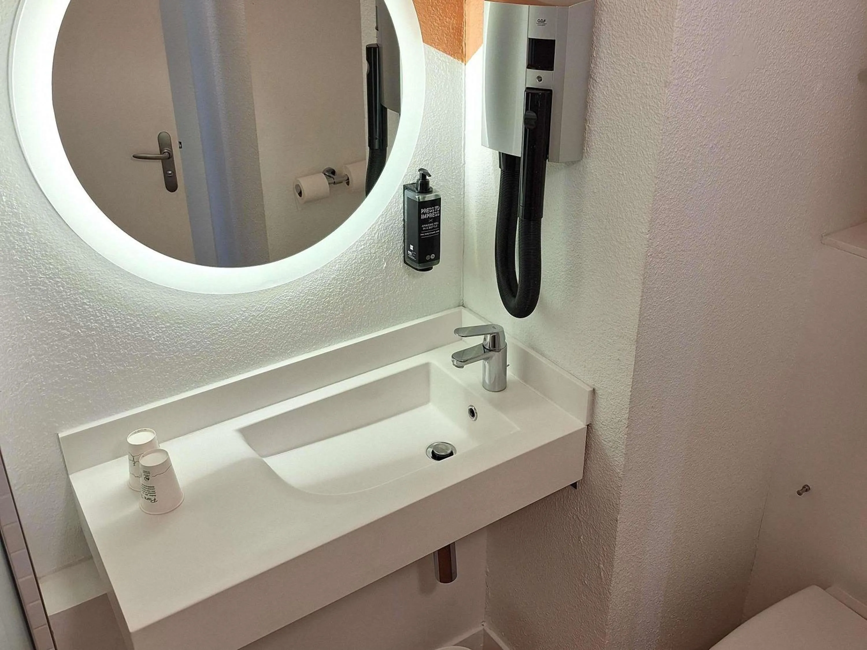 Bedroom in ibis Styles Toulon Centre Port