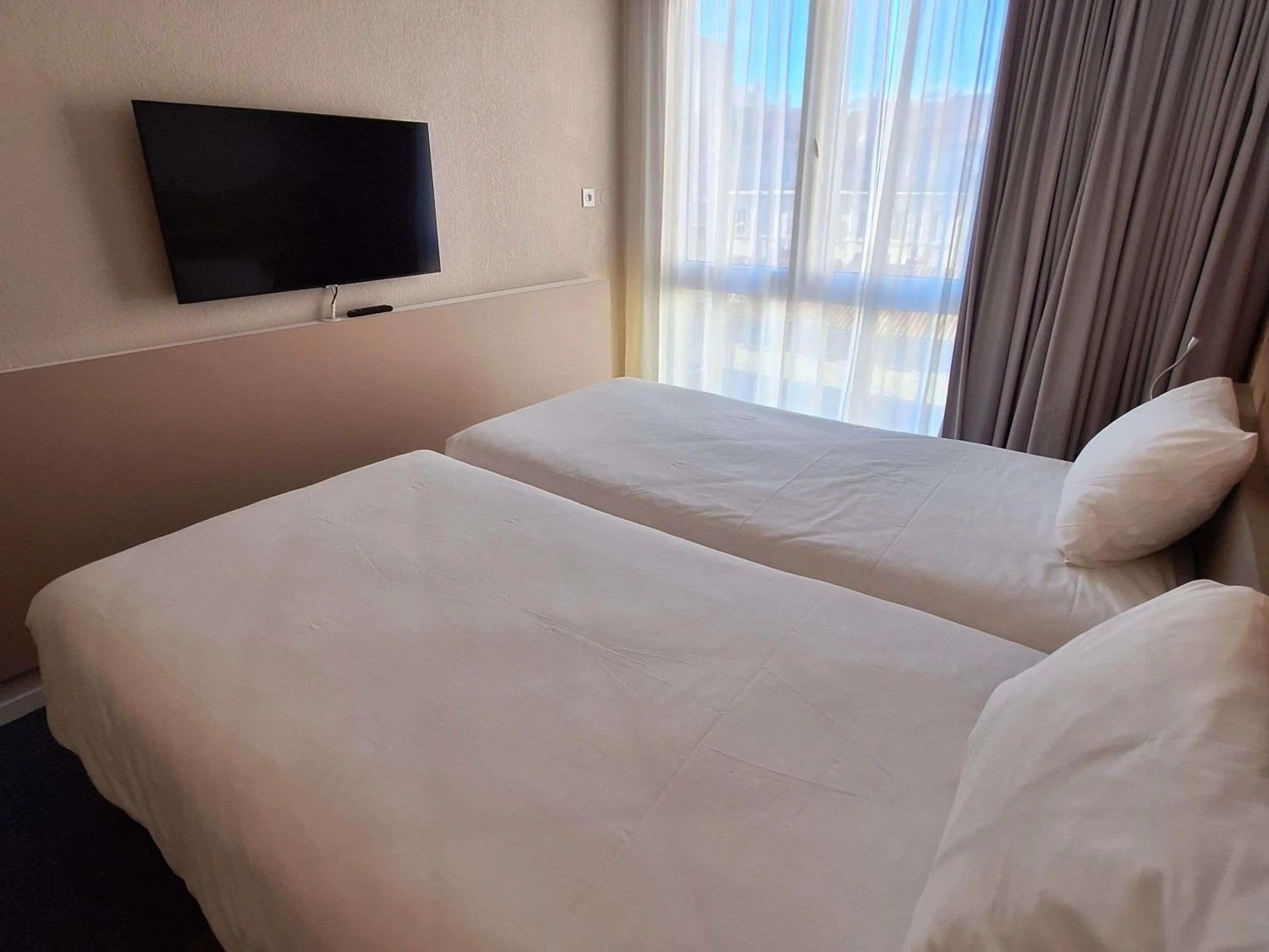 Bedroom, Bed in ibis Styles Toulon Centre Port