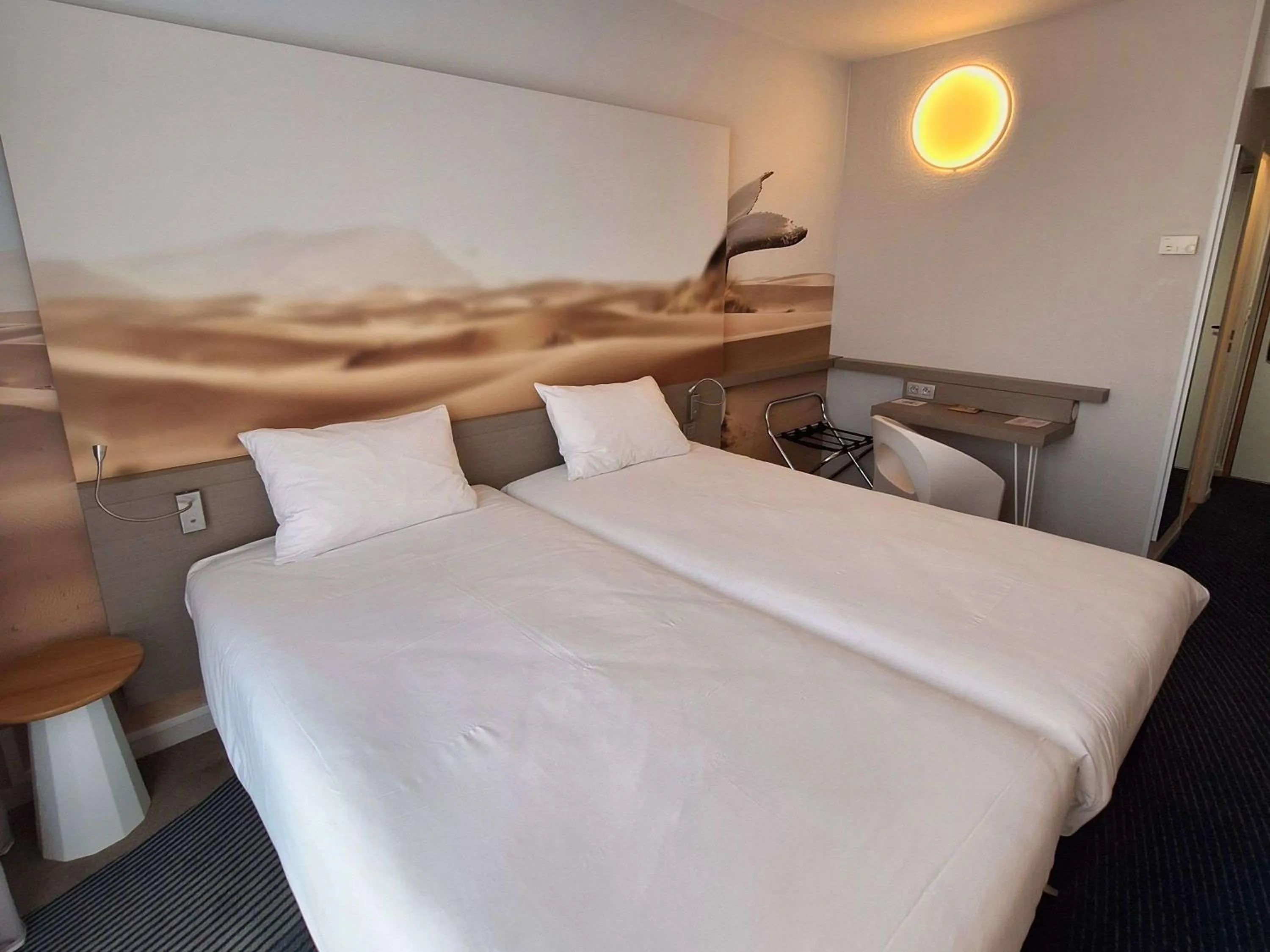 Standard Twin Room in ibis Styles Toulon Centre Port