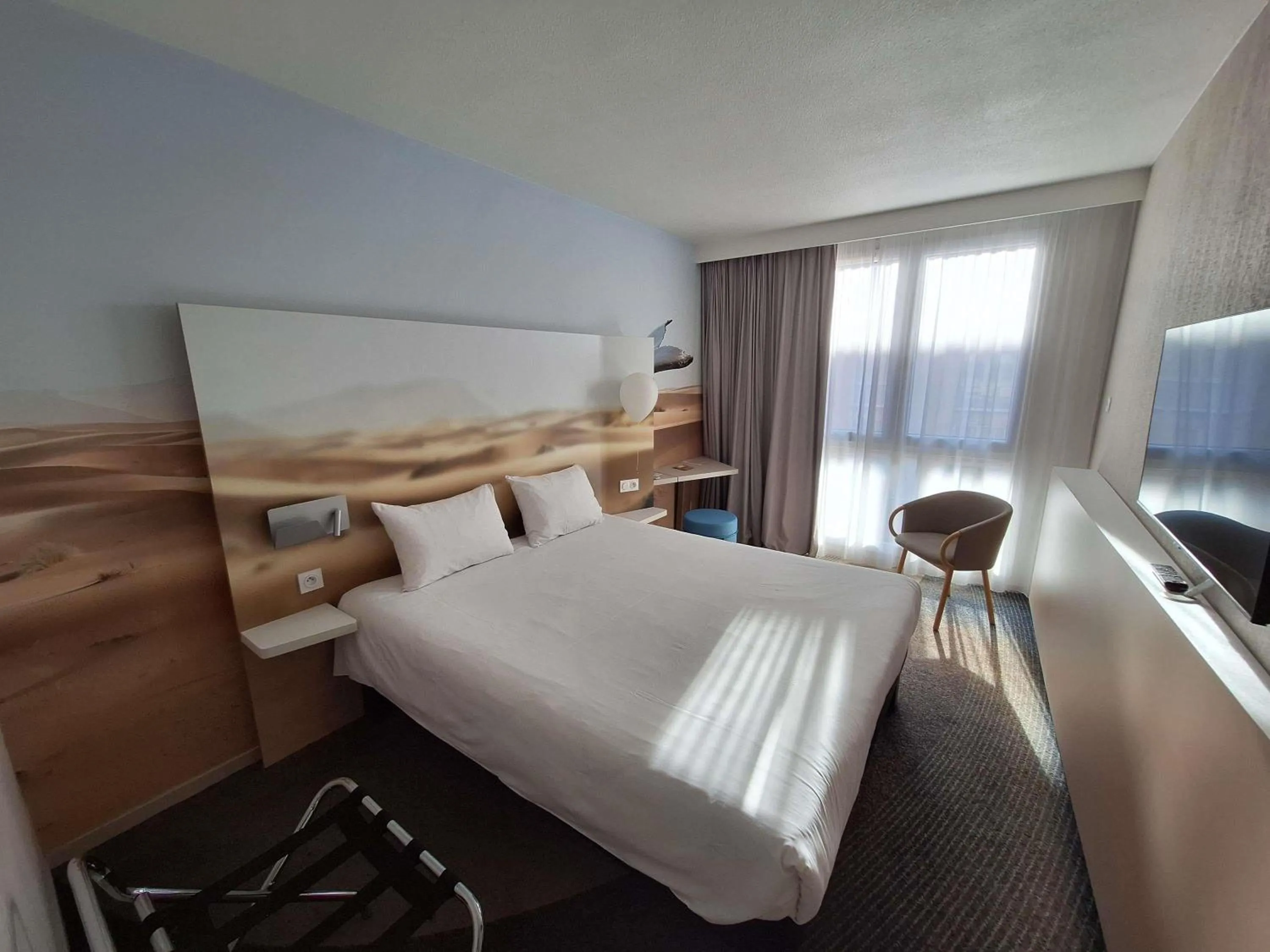 Bedroom, Bed in ibis Styles Toulon Centre Port