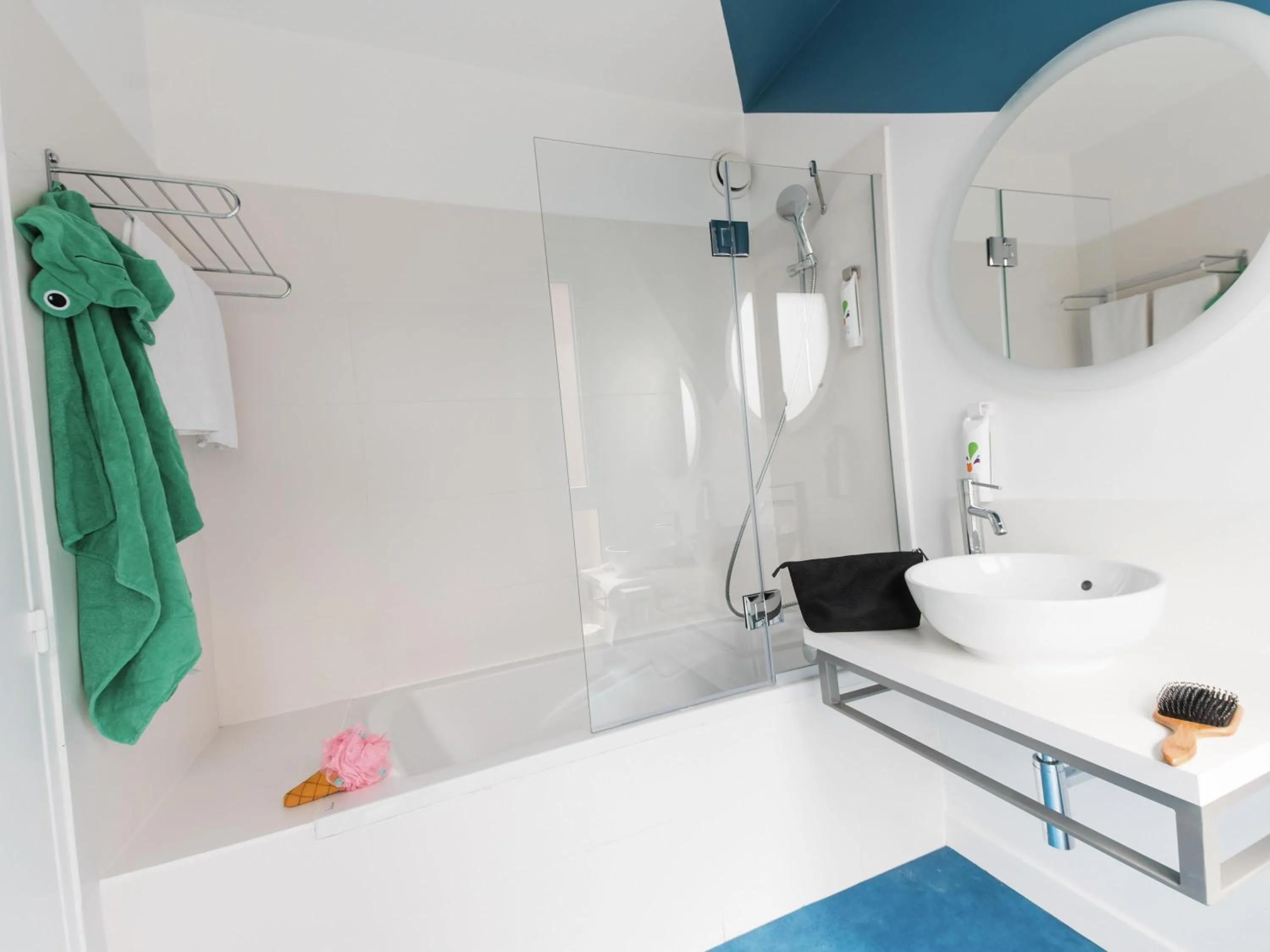 Photo of the whole room in ibis Styles Toulon Centre Port