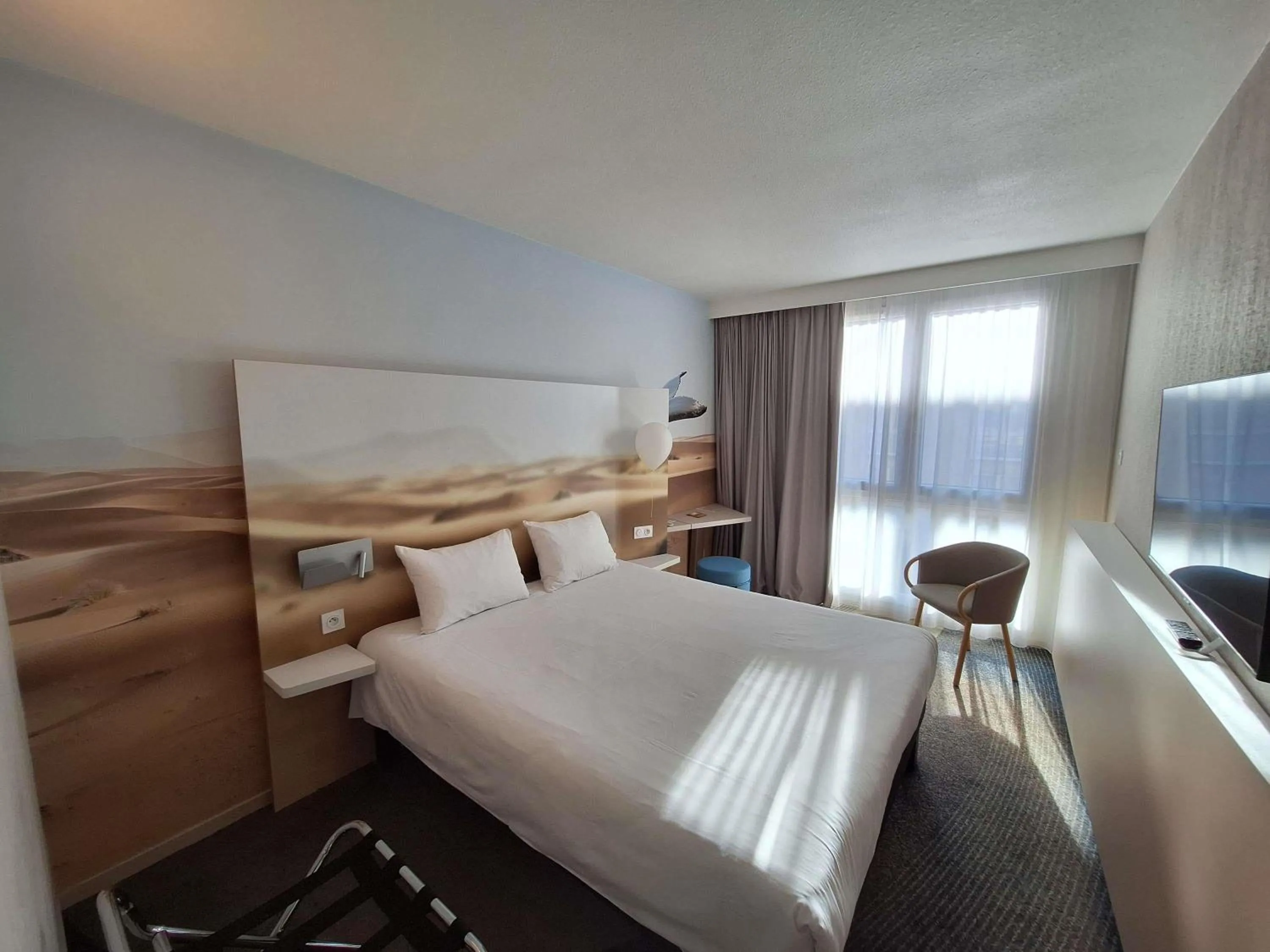 Bedroom, Bed in ibis Styles Toulon Centre Port