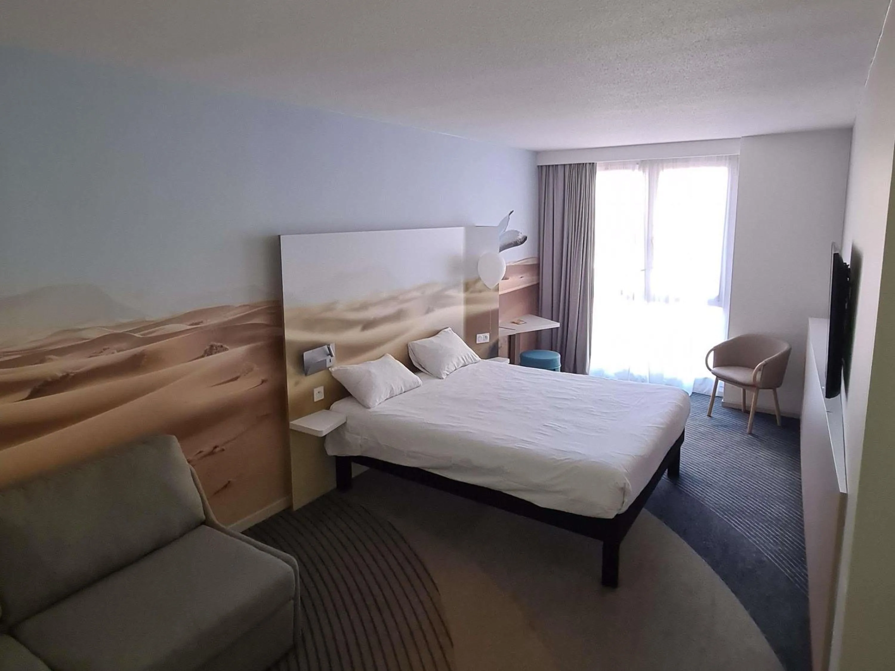 Bedroom, Bed in ibis Styles Toulon Centre Port