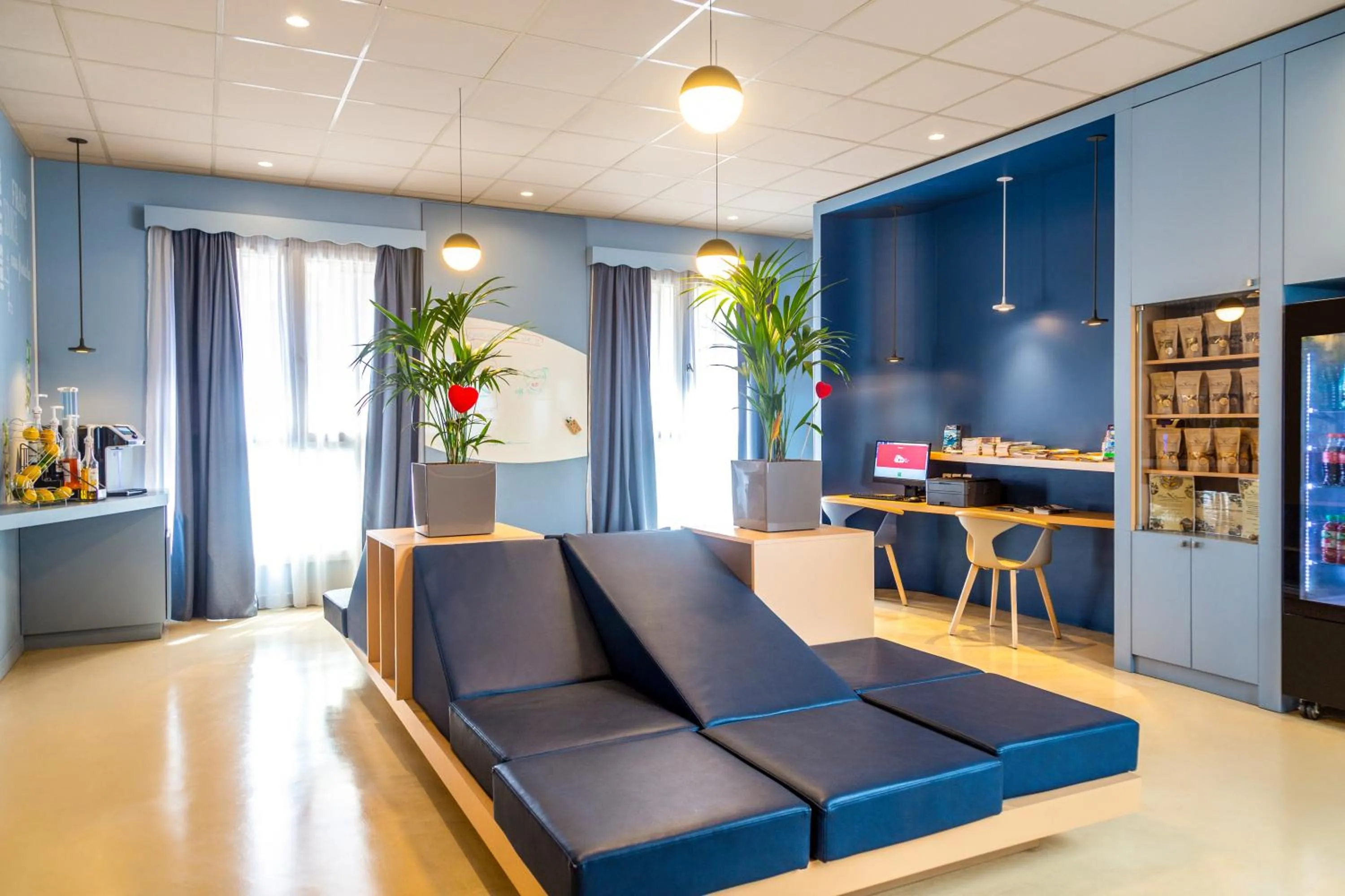 Lobby or reception in ibis Styles Toulon Centre Port