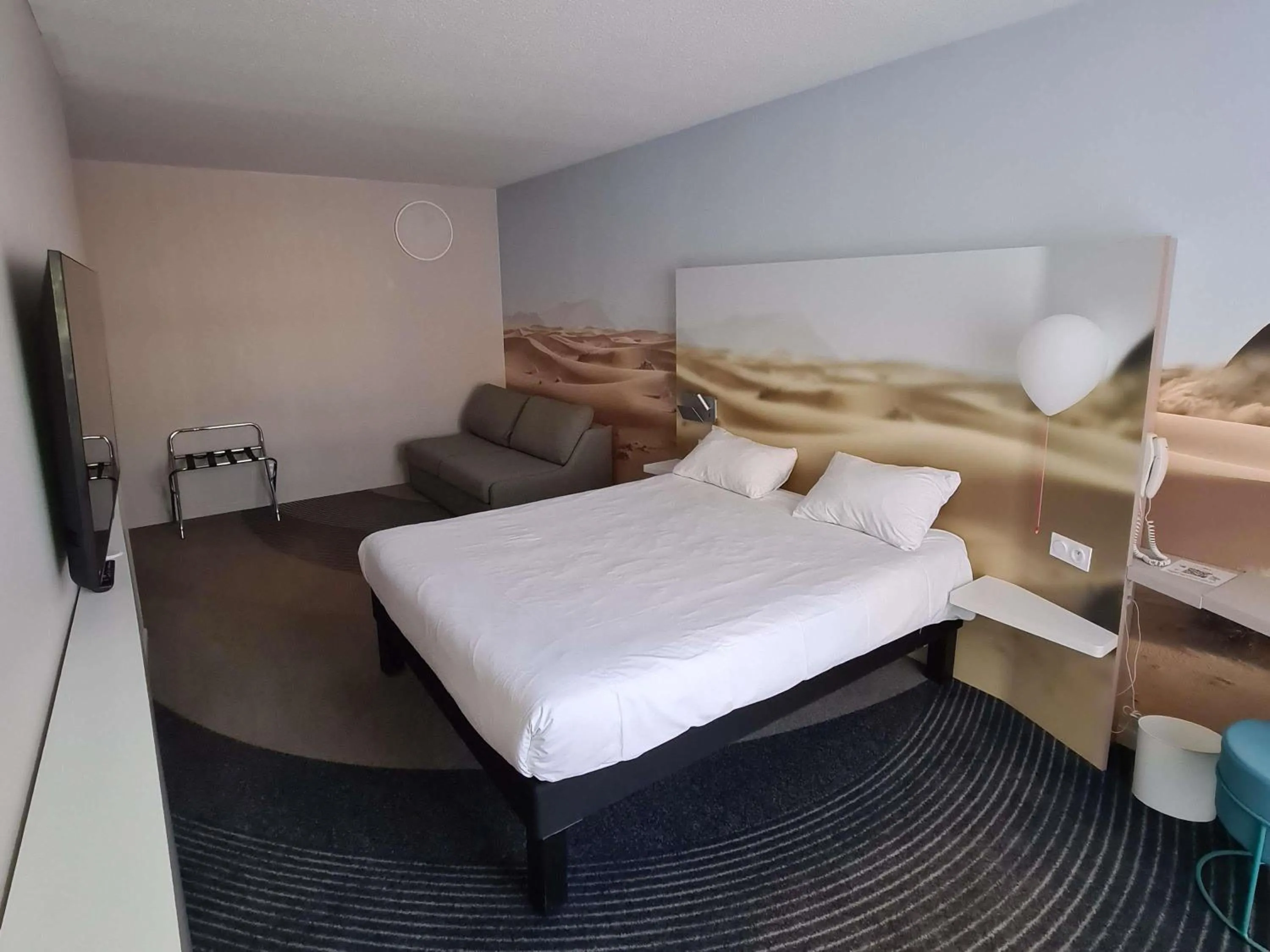 Bedroom, Bed in ibis Styles Toulon Centre Port