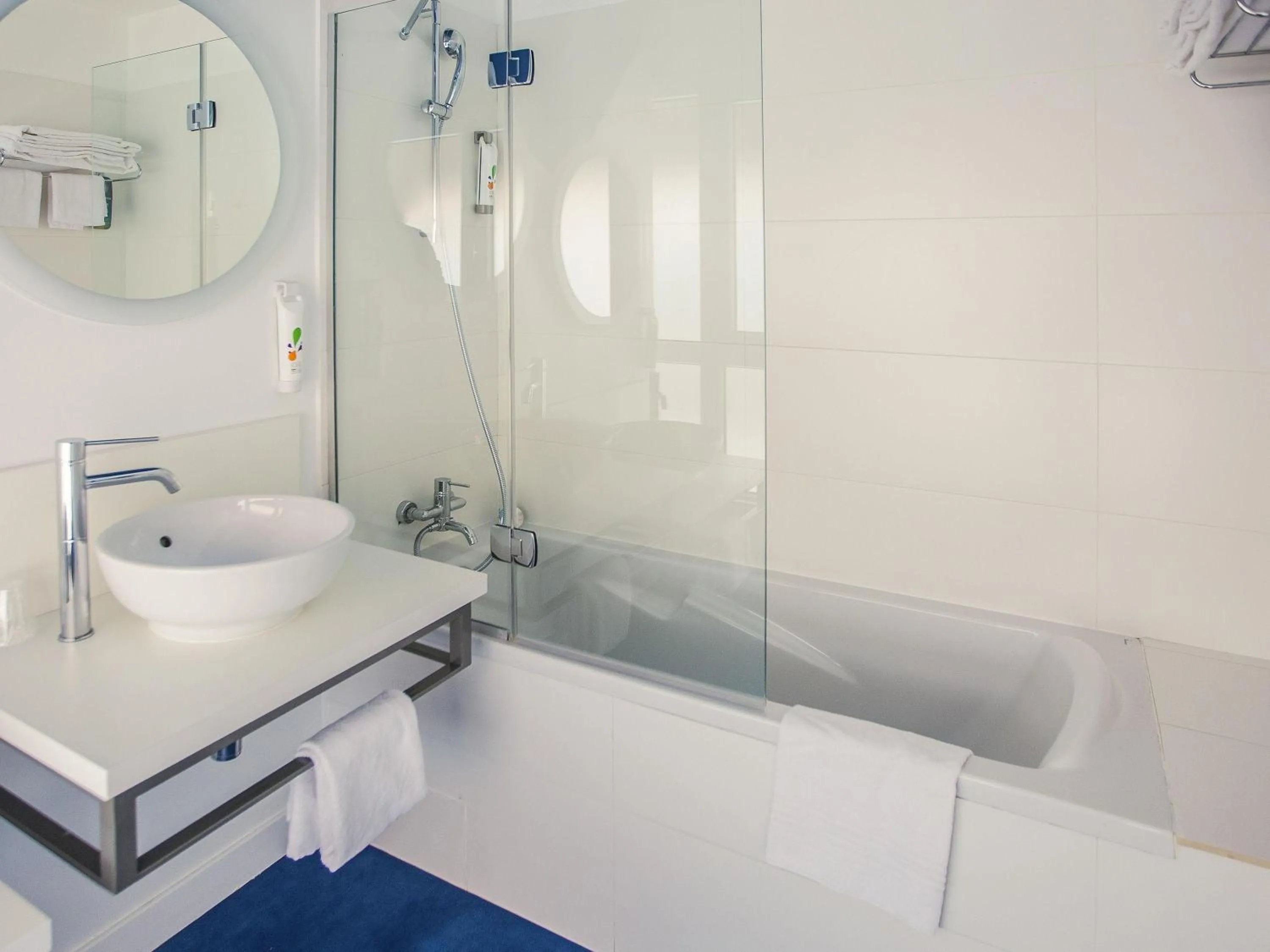 Bedroom in ibis Styles Toulon Centre Port