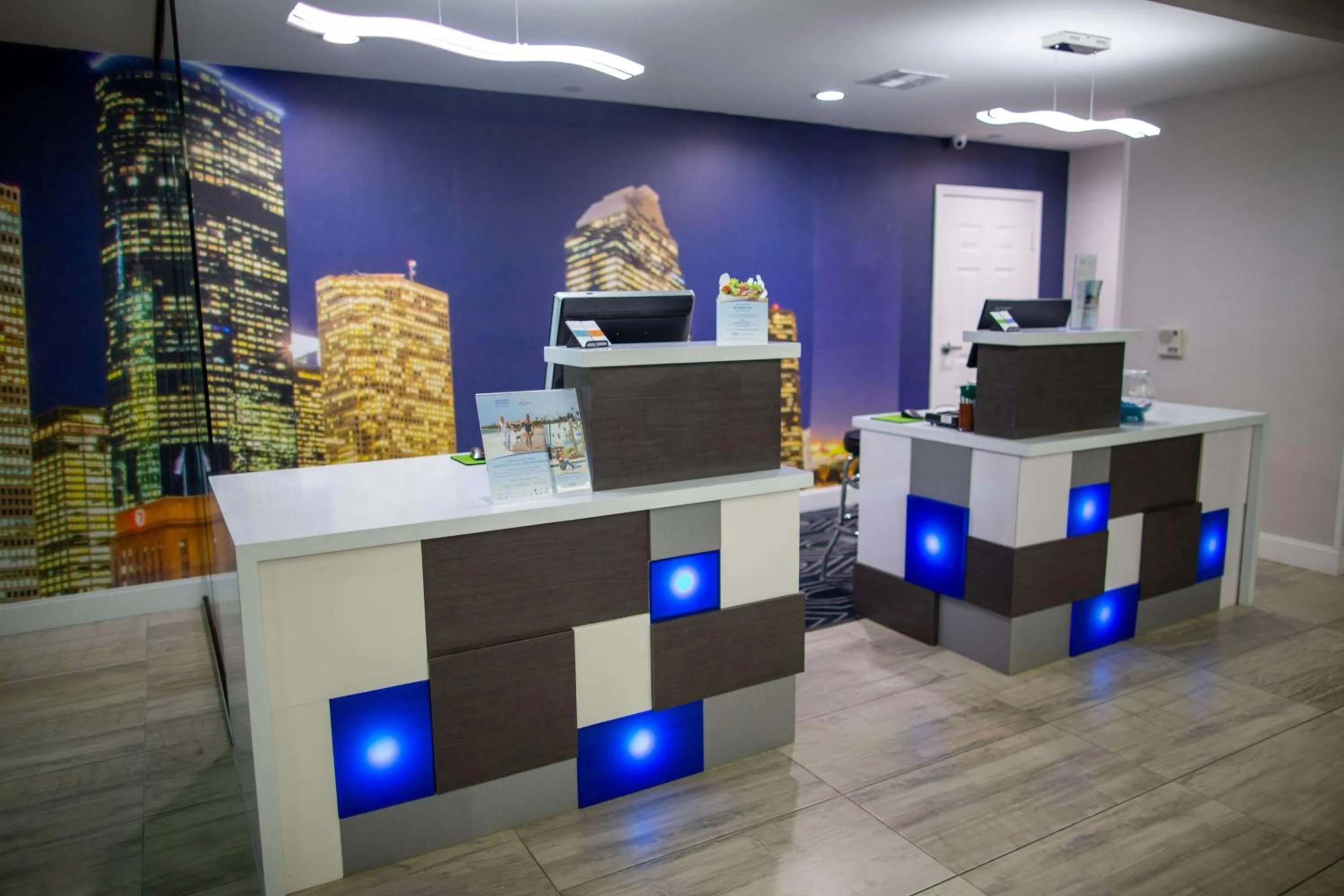 Lobby or reception in La Quinta by Wyndham Houston East at Normandy