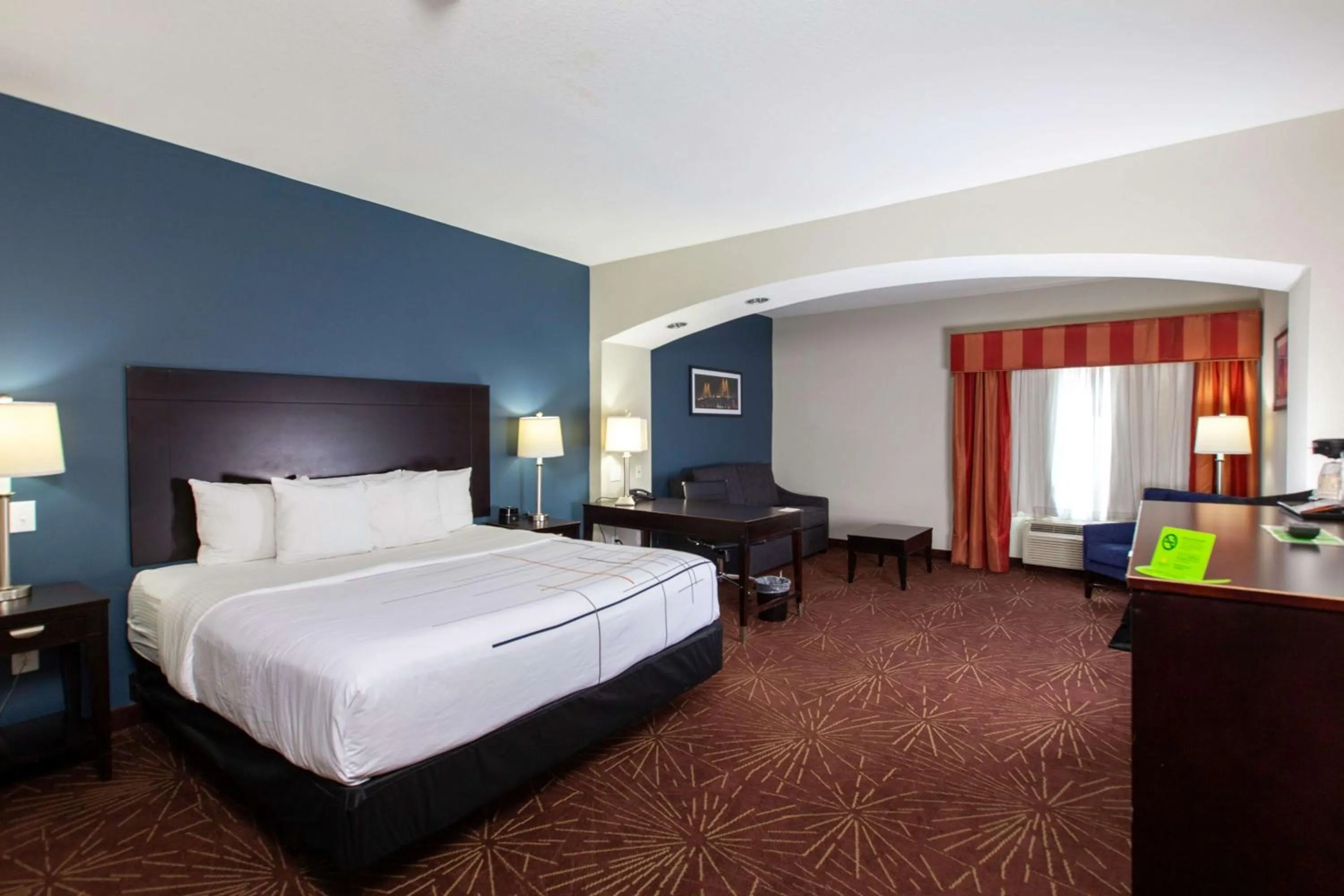 Photo of the whole room, Bed in La Quinta by Wyndham Houston East at Normandy