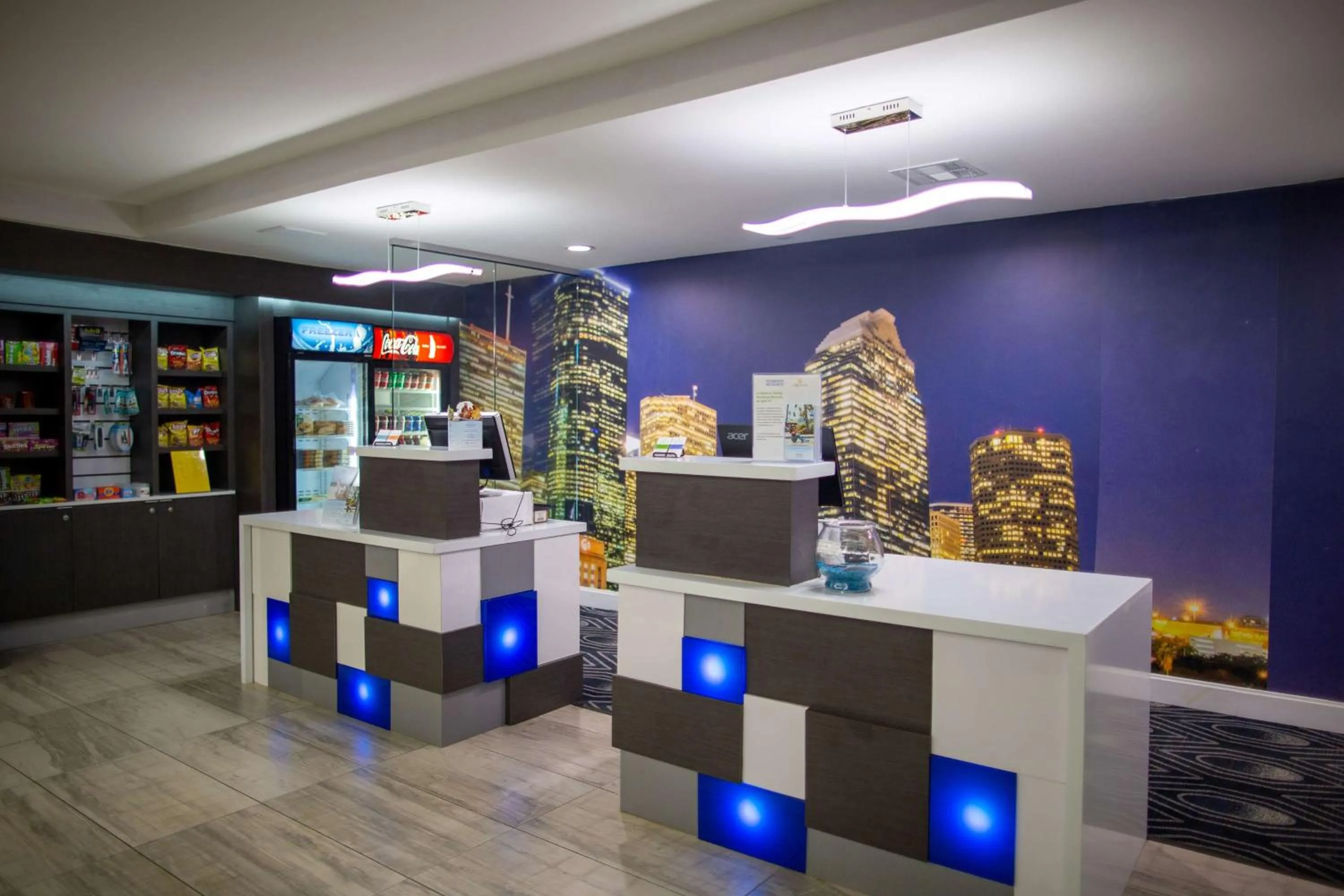 Lobby or reception in La Quinta by Wyndham Houston East at Normandy