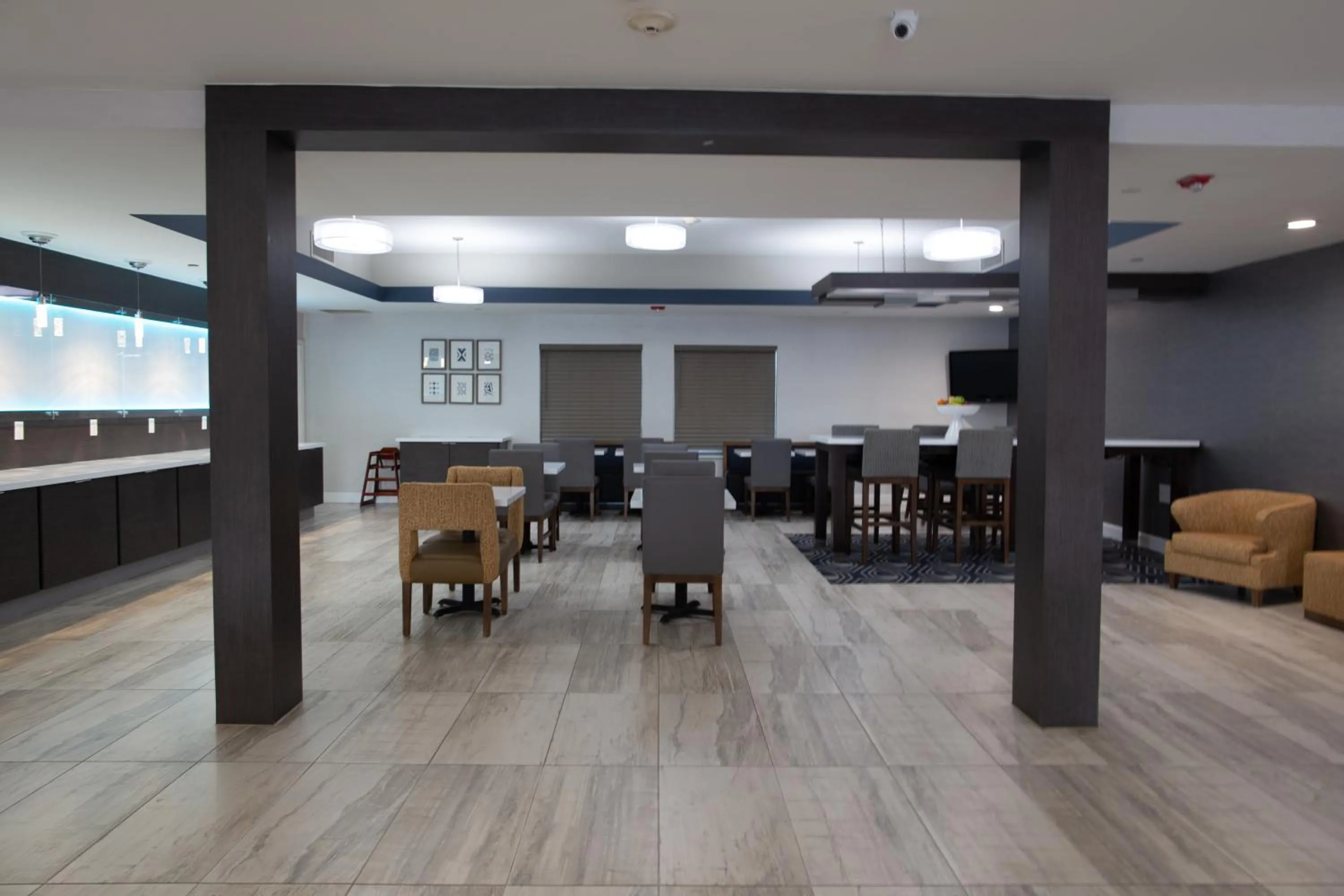 Dining area in La Quinta by Wyndham Houston East at Normandy