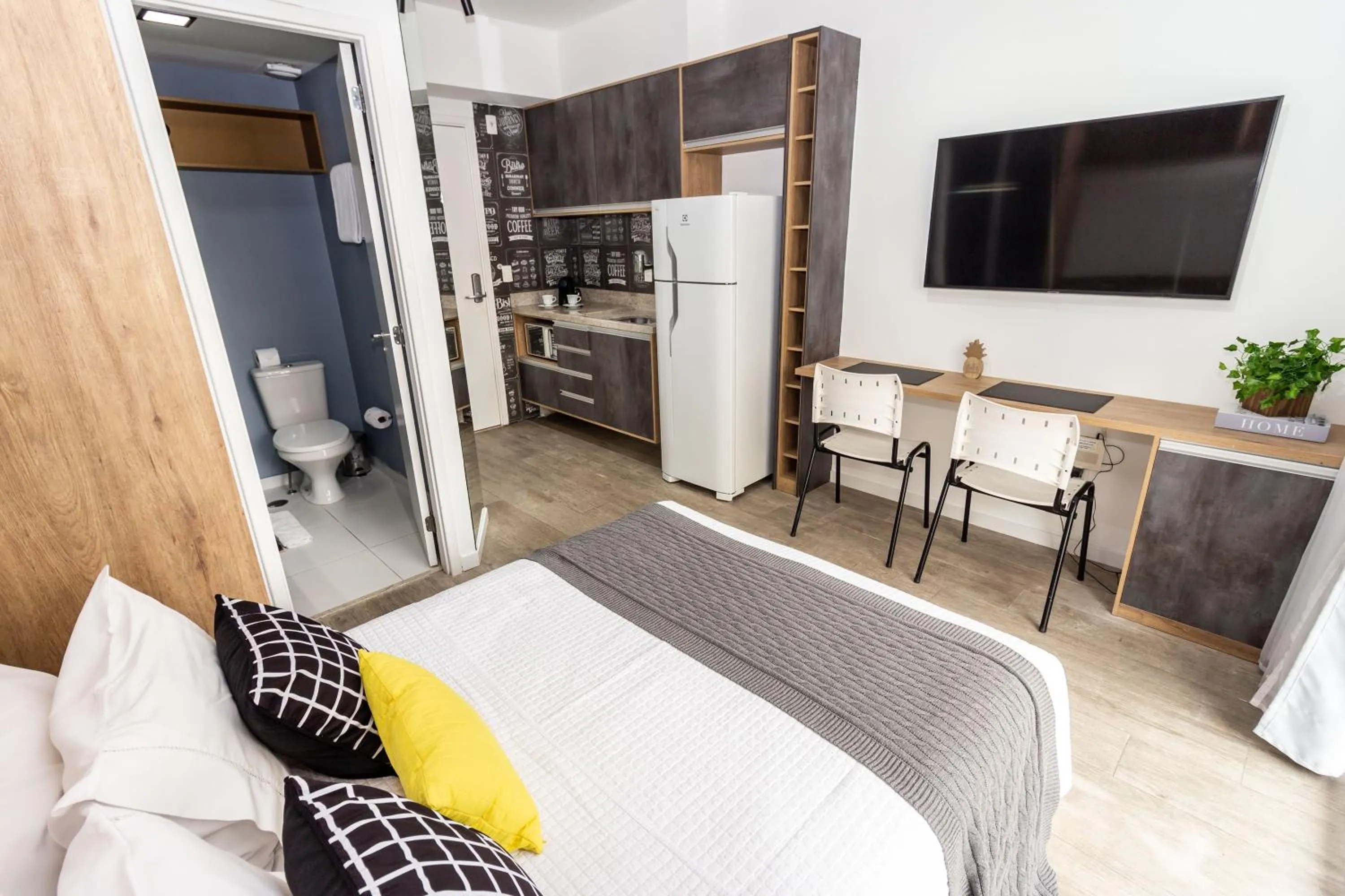 Photo of the whole room, Bed in 360 Luz