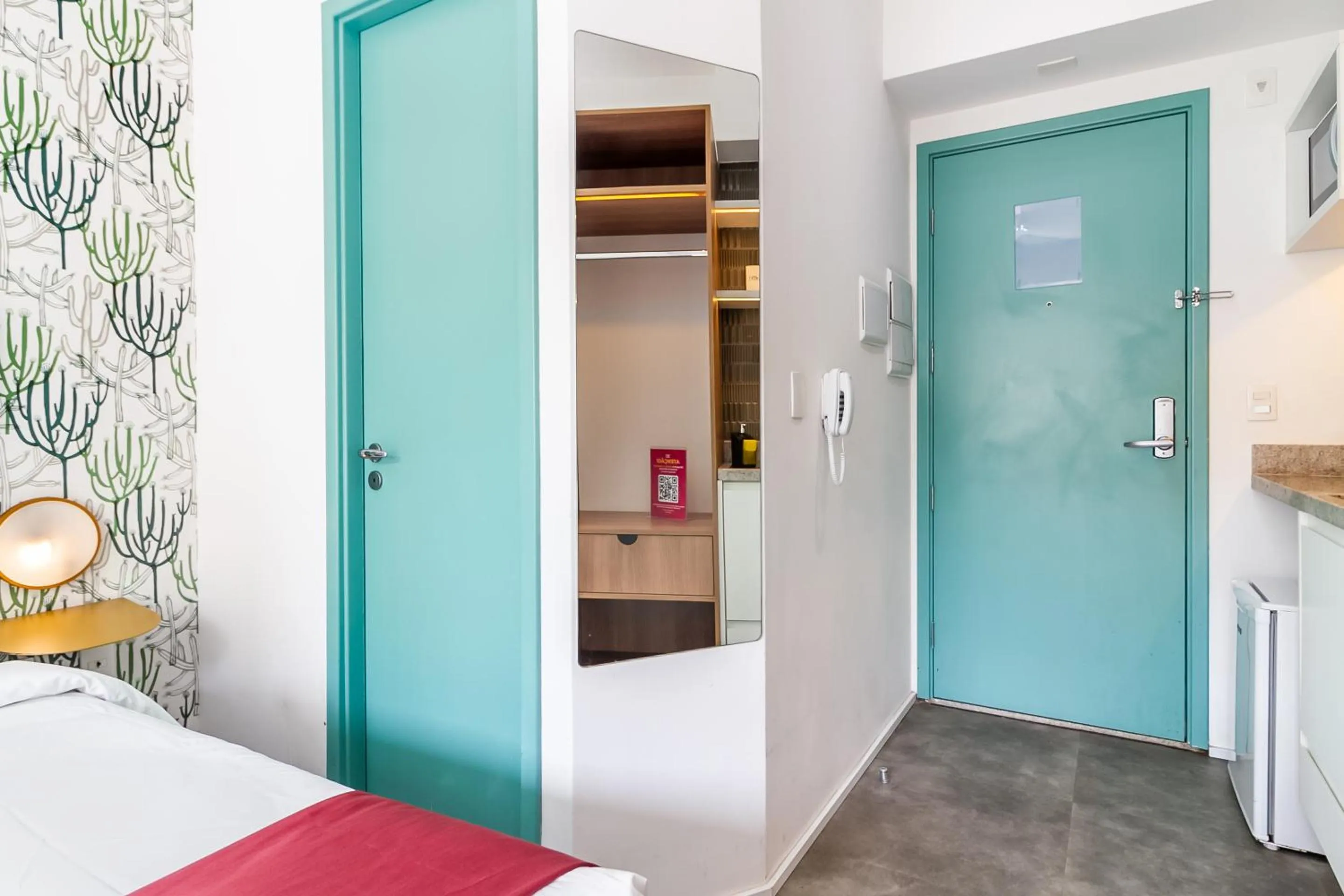 Photo of the whole room, Bed in 360 Luz