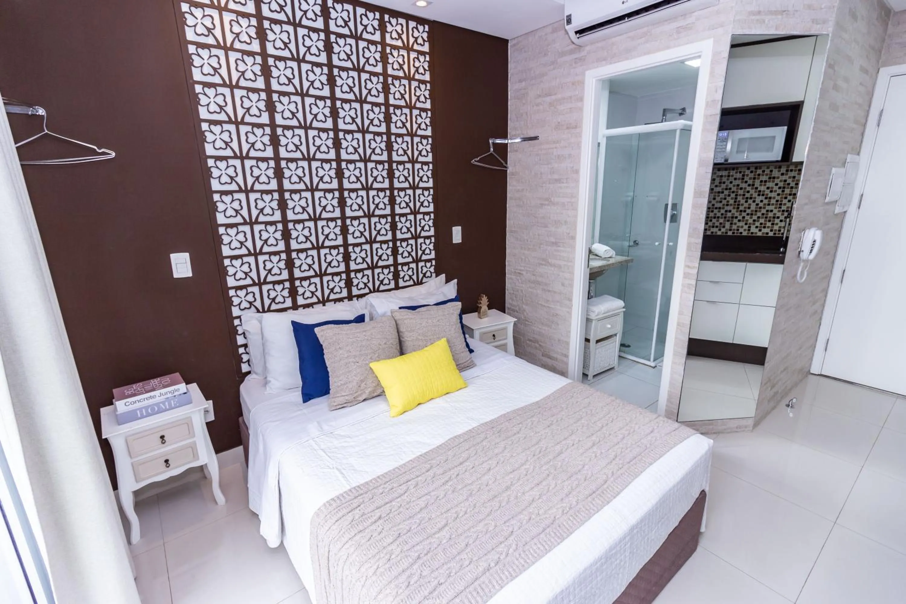 Photo of the whole room, Bed in 360 Luz