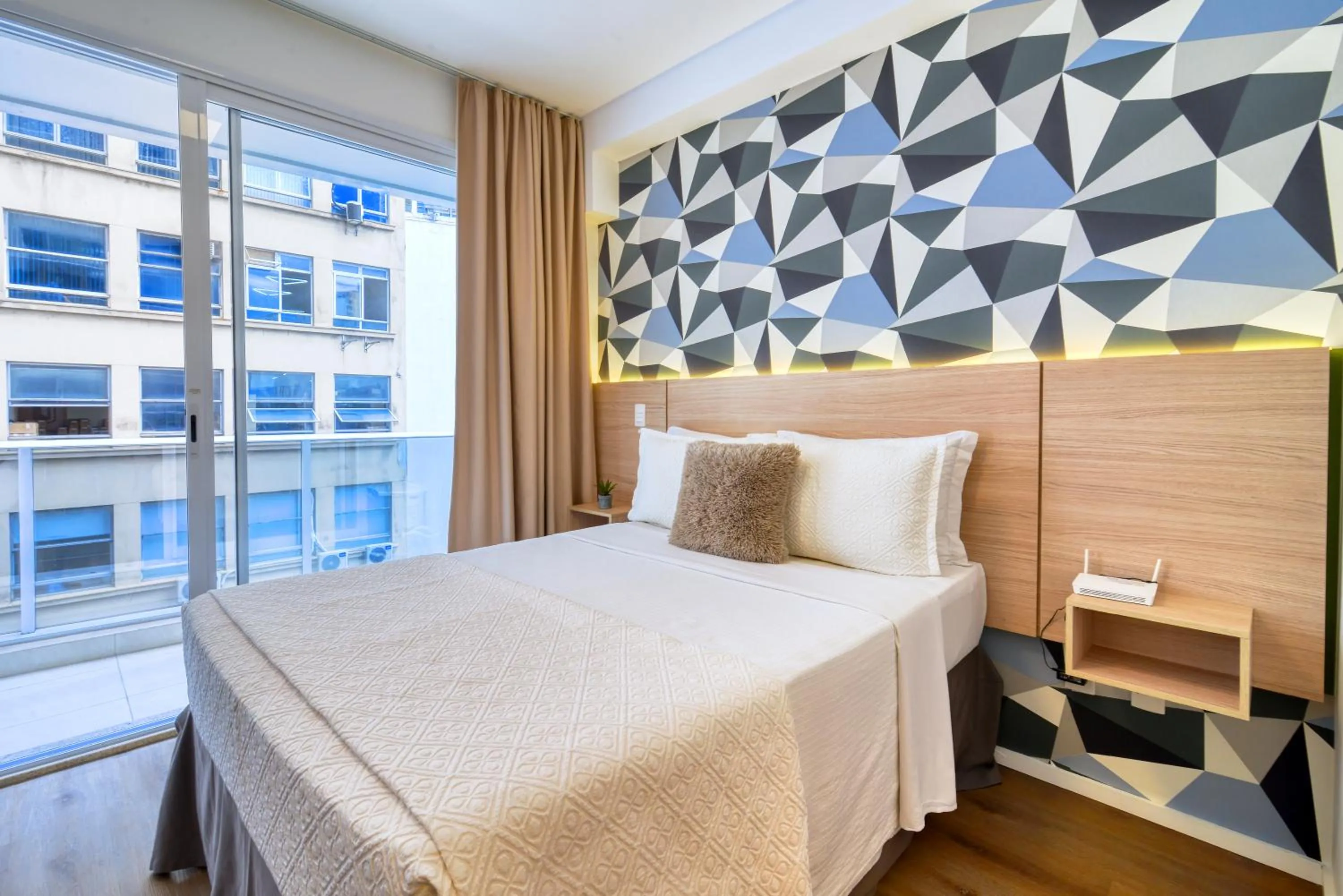 Photo of the whole room, Bed in 360 Luz