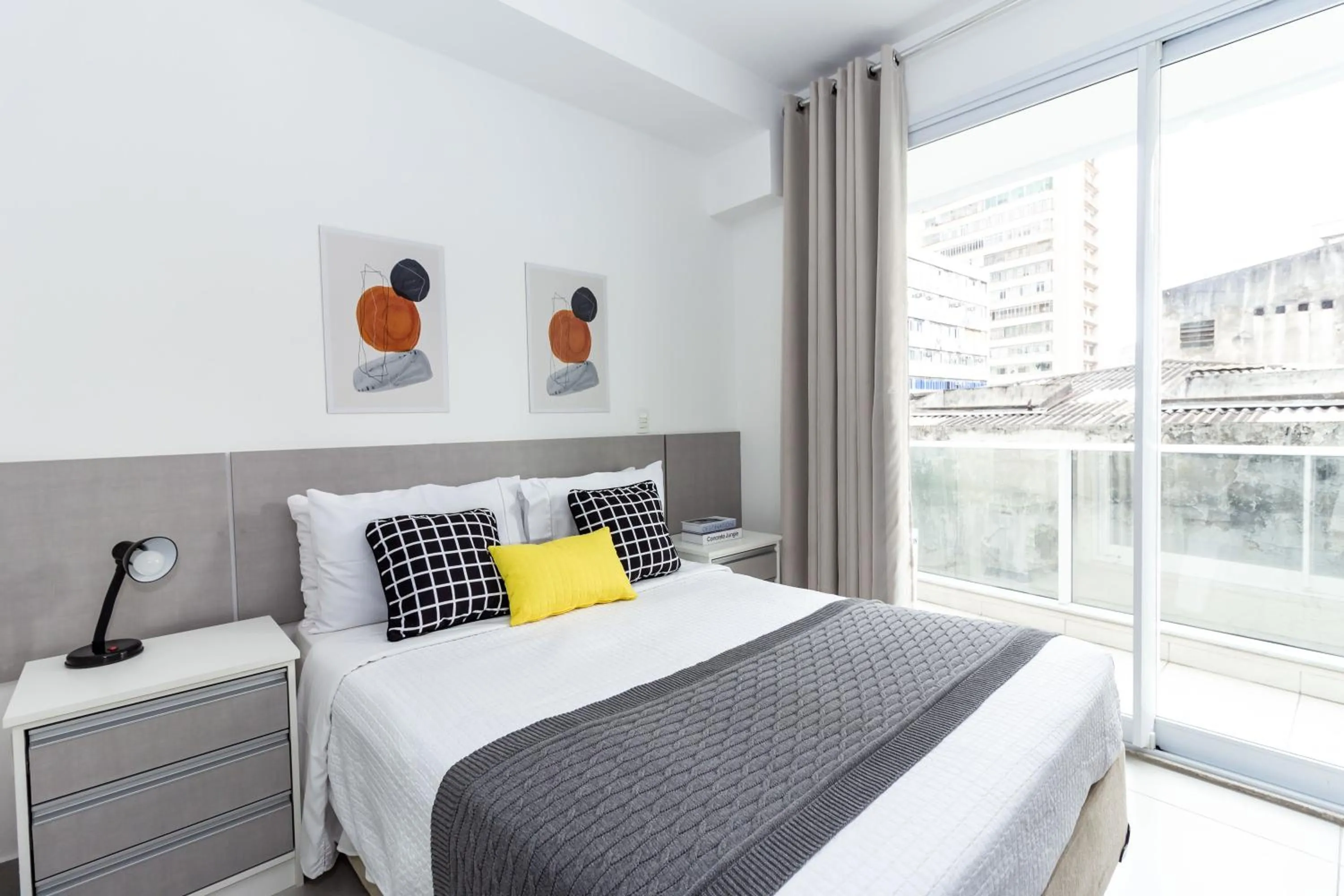 Photo of the whole room, Bed in 360 Luz