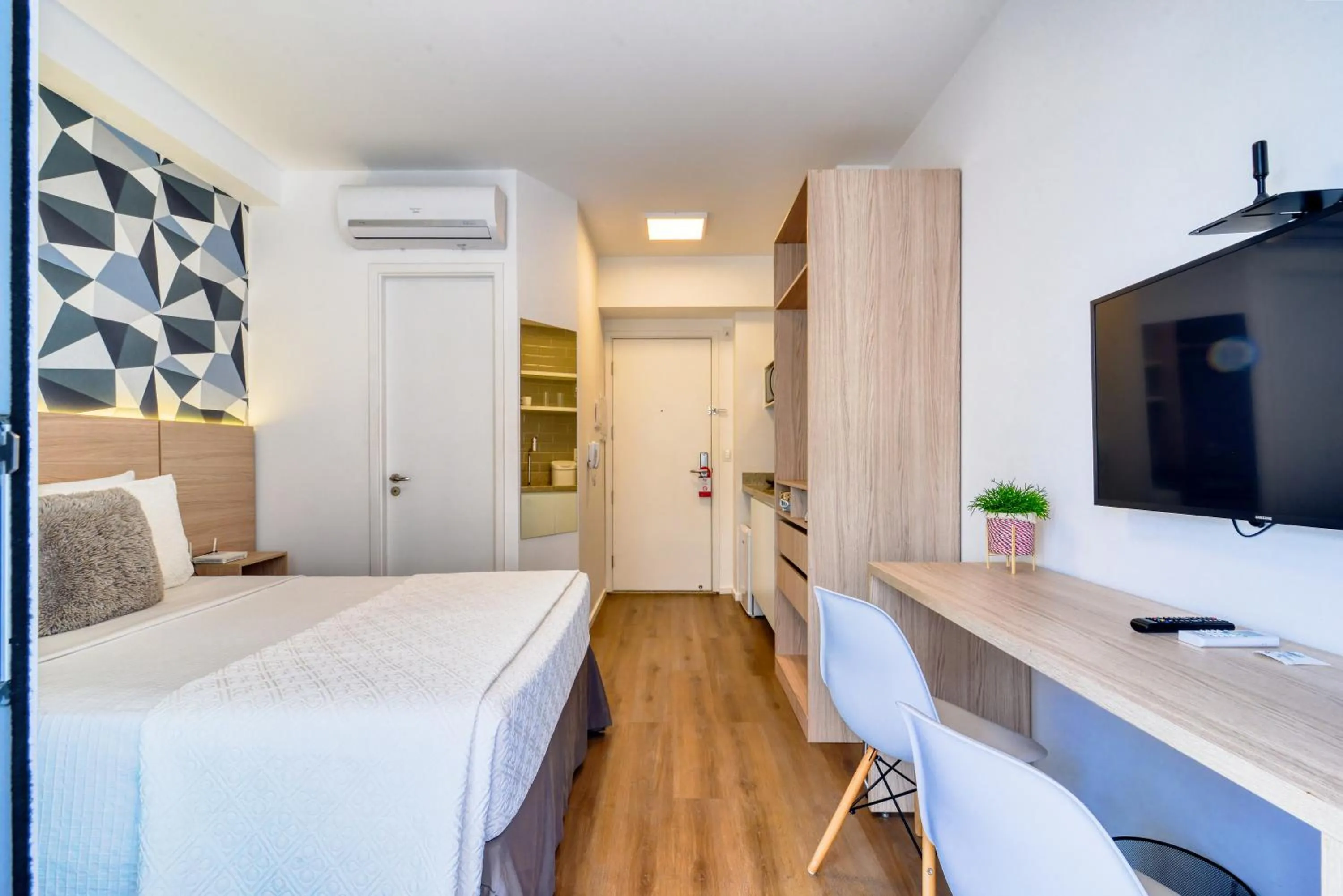 Photo of the whole room, Bed in 360 Luz