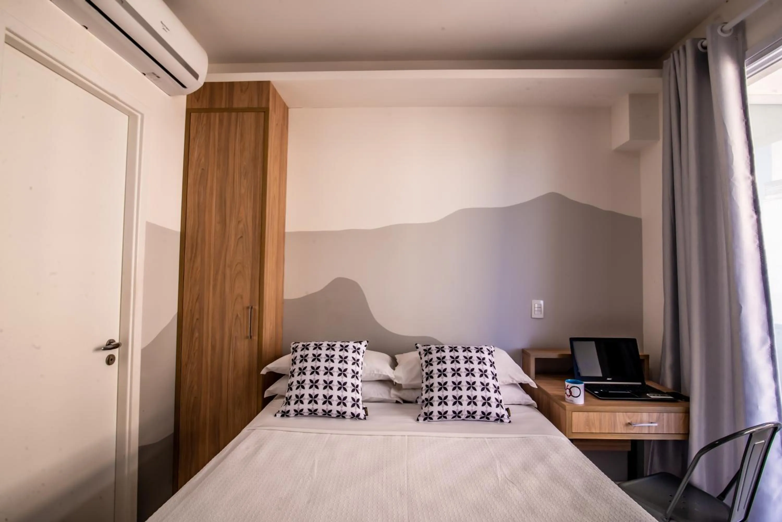 Photo of the whole room, Bed in 360 Luz