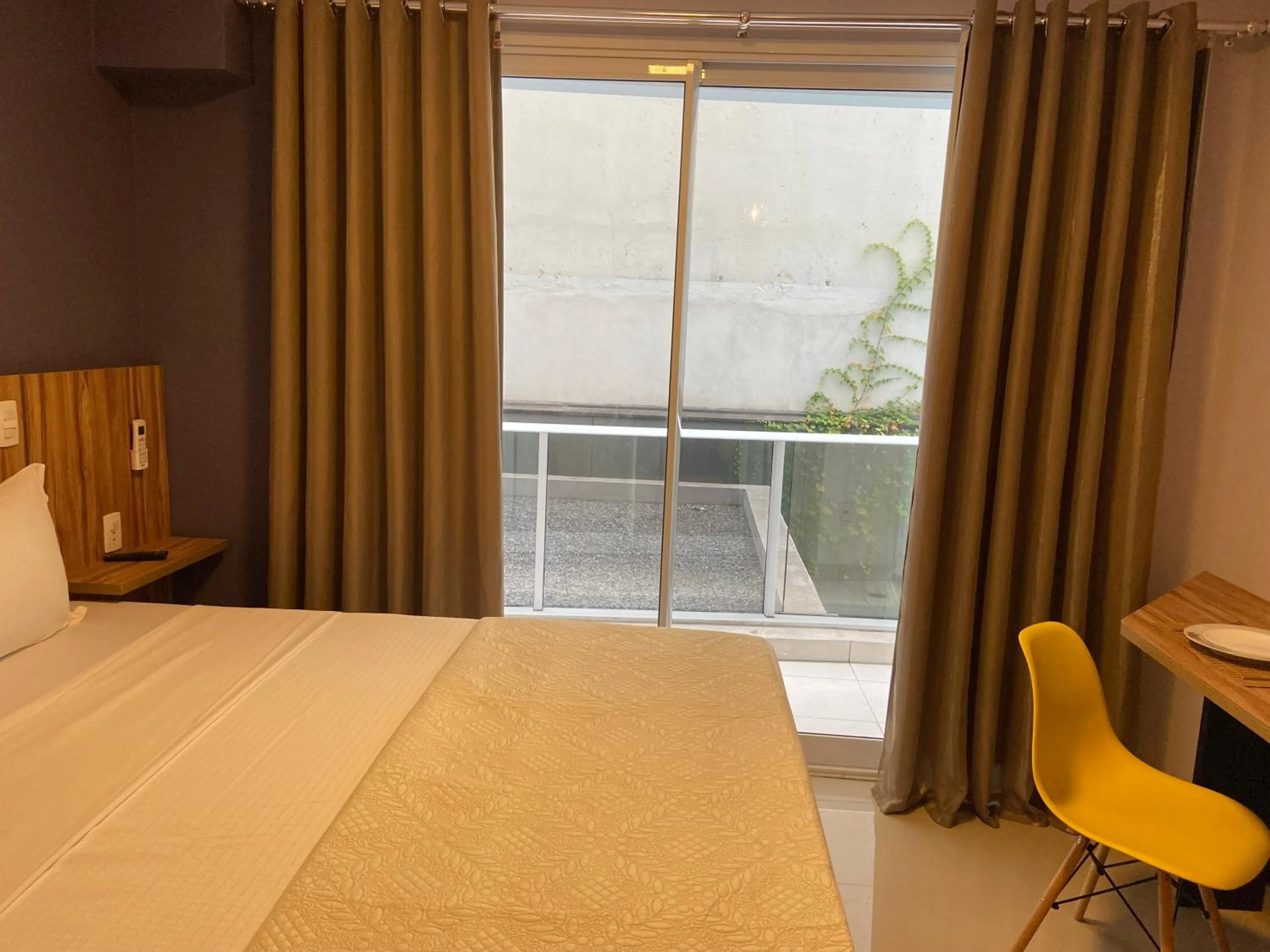 Photo of the whole room, Bed in 360 Luz