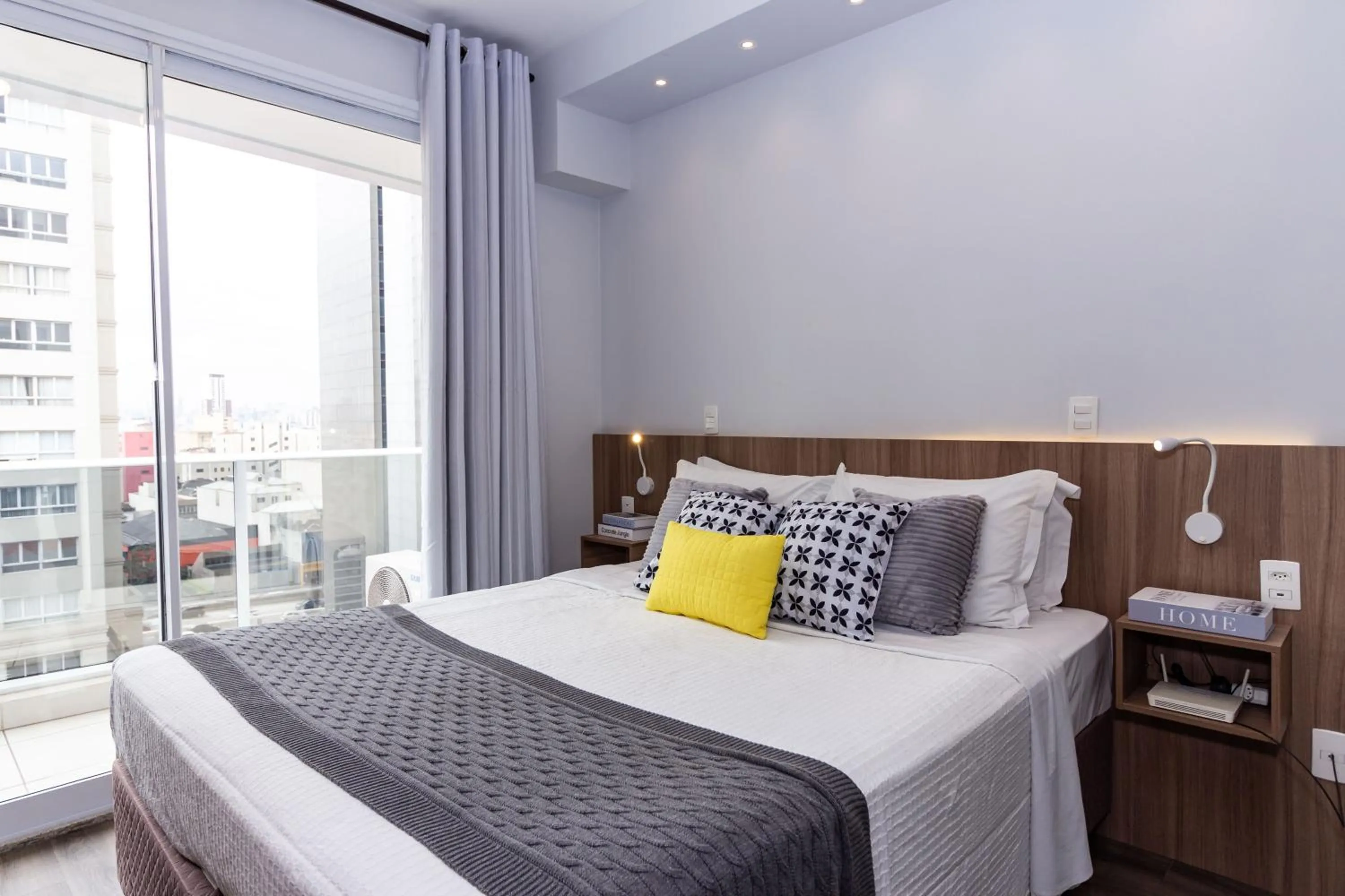 Photo of the whole room, Bed in 360 Luz