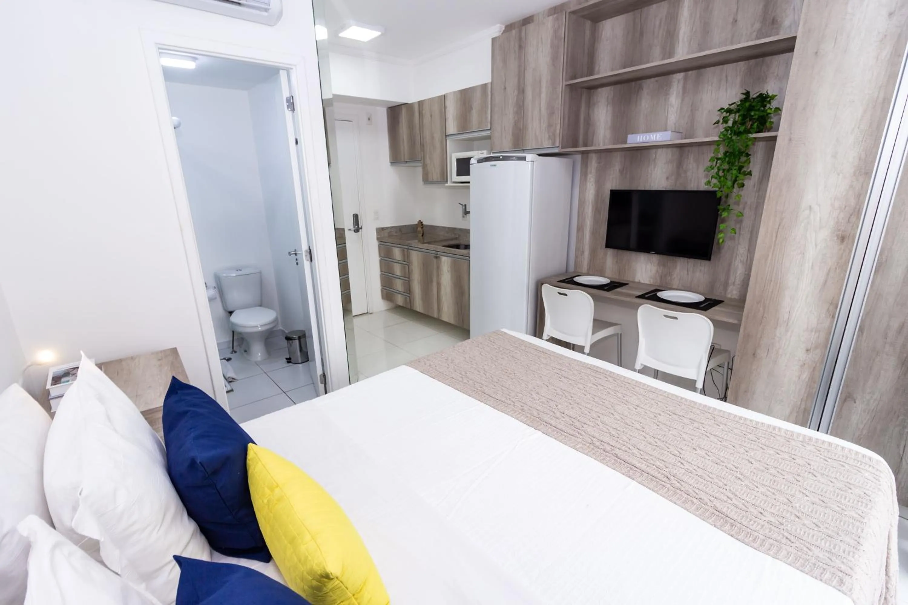 Photo of the whole room, Bed in 360 Luz