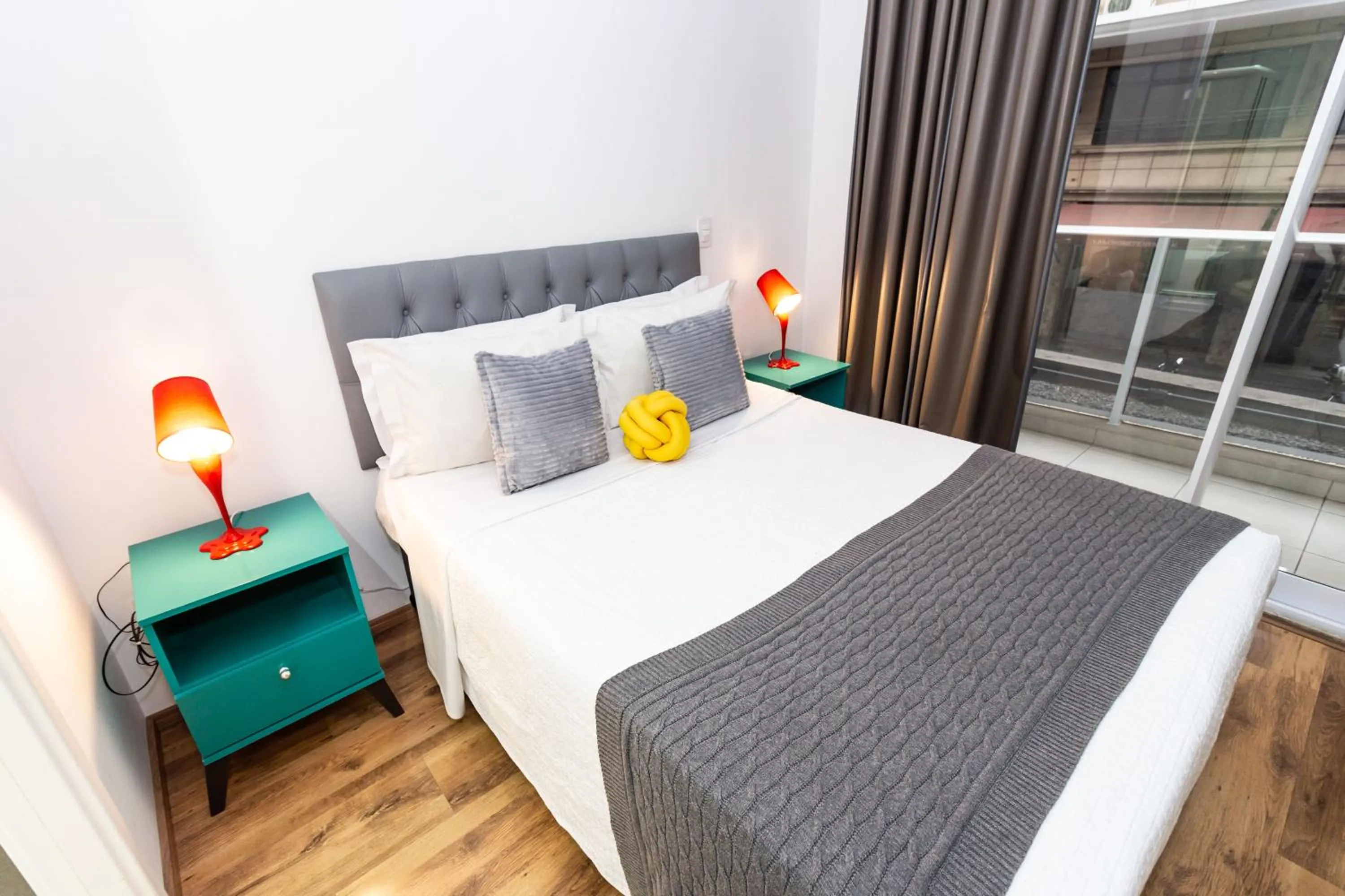 Photo of the whole room, Bed in 360 Luz