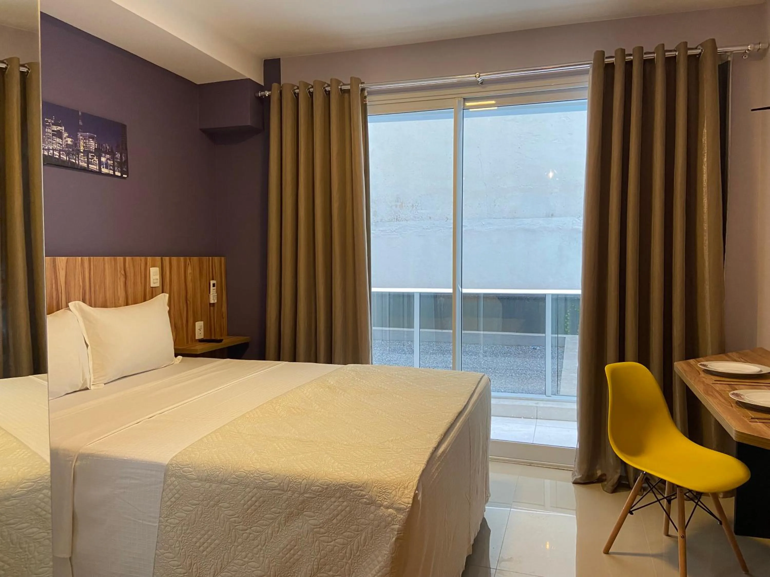 Photo of the whole room, Bed in 360 Luz