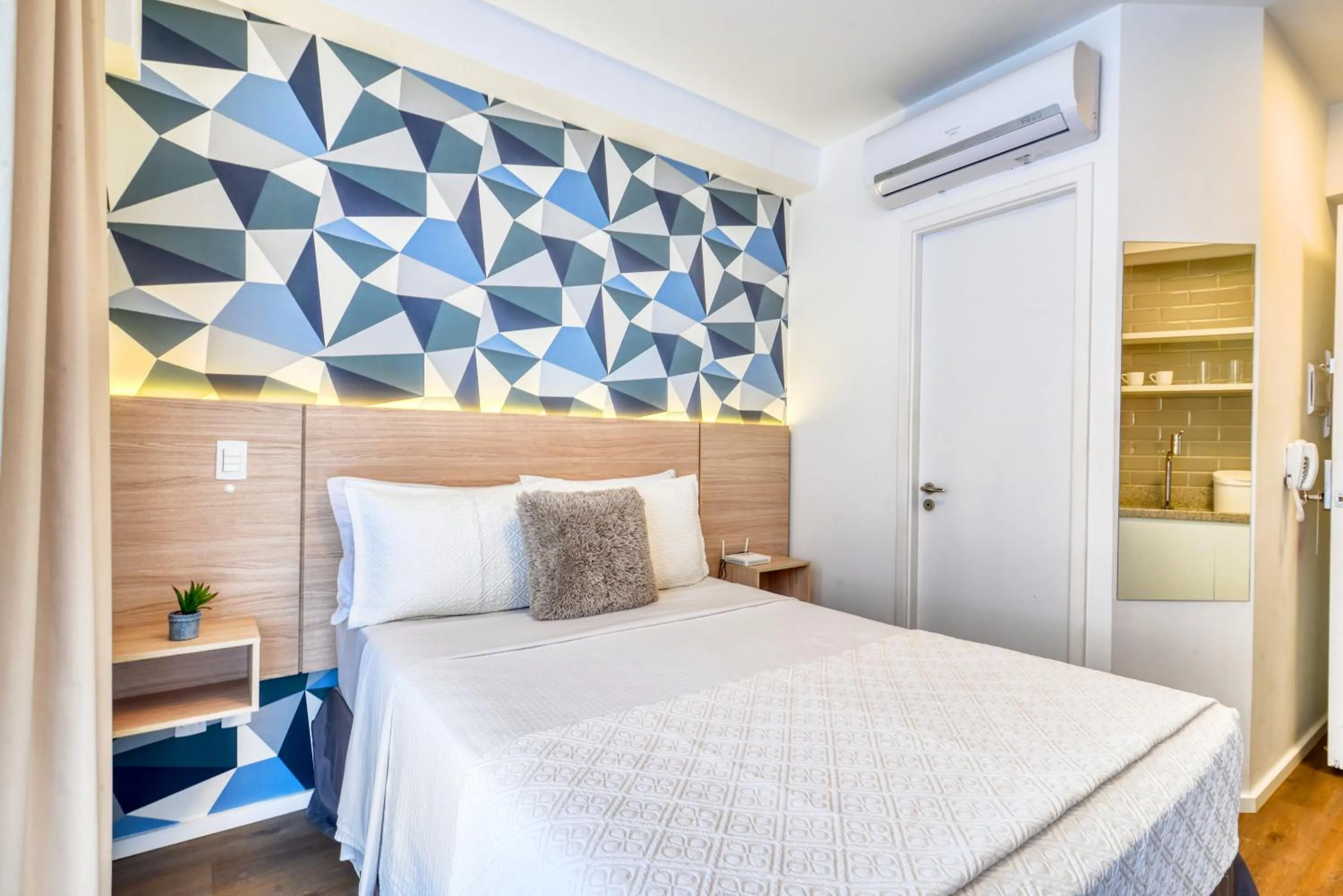 Photo of the whole room, Bed in 360 Luz