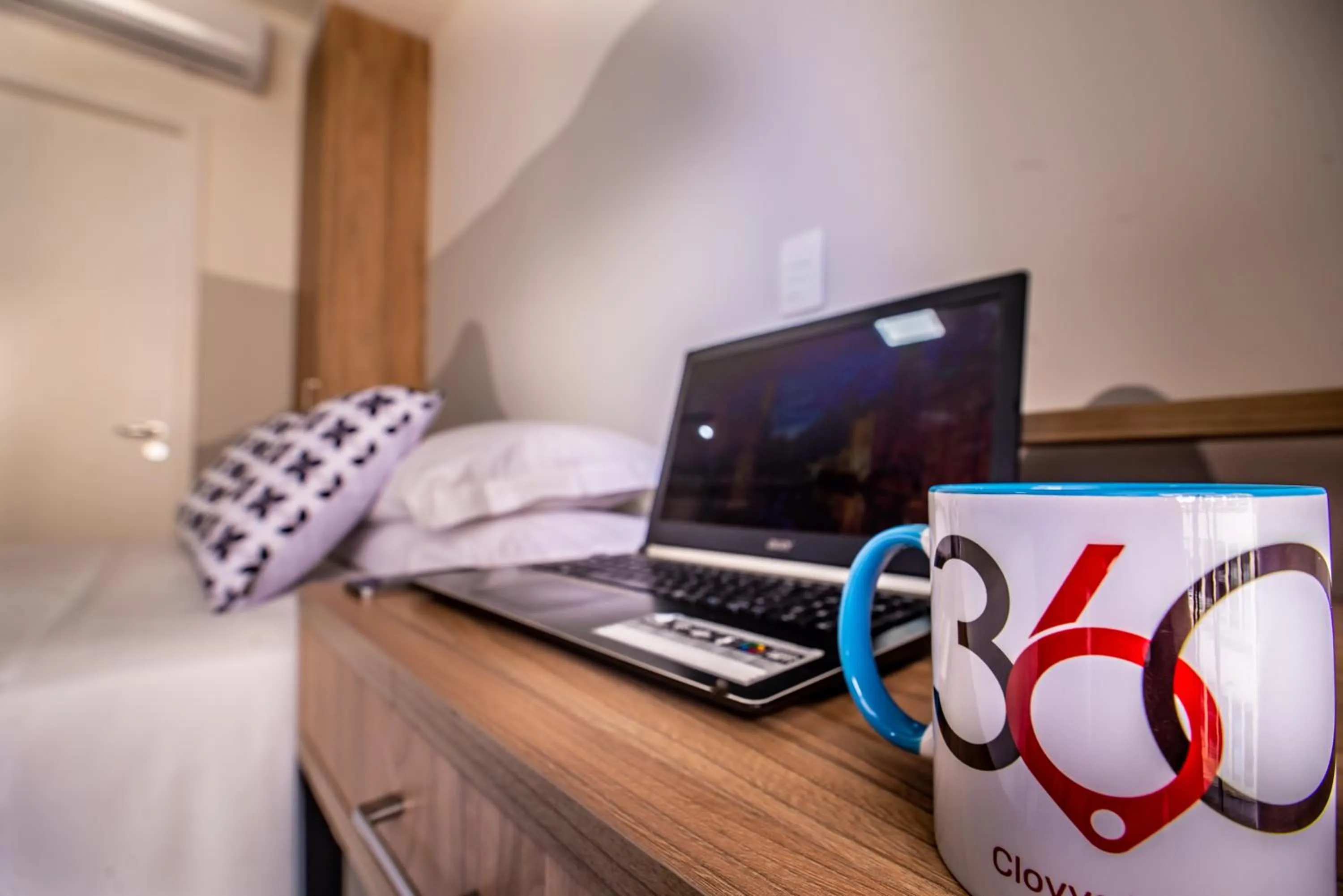 Photo of the whole room, Bed in 360 Luz