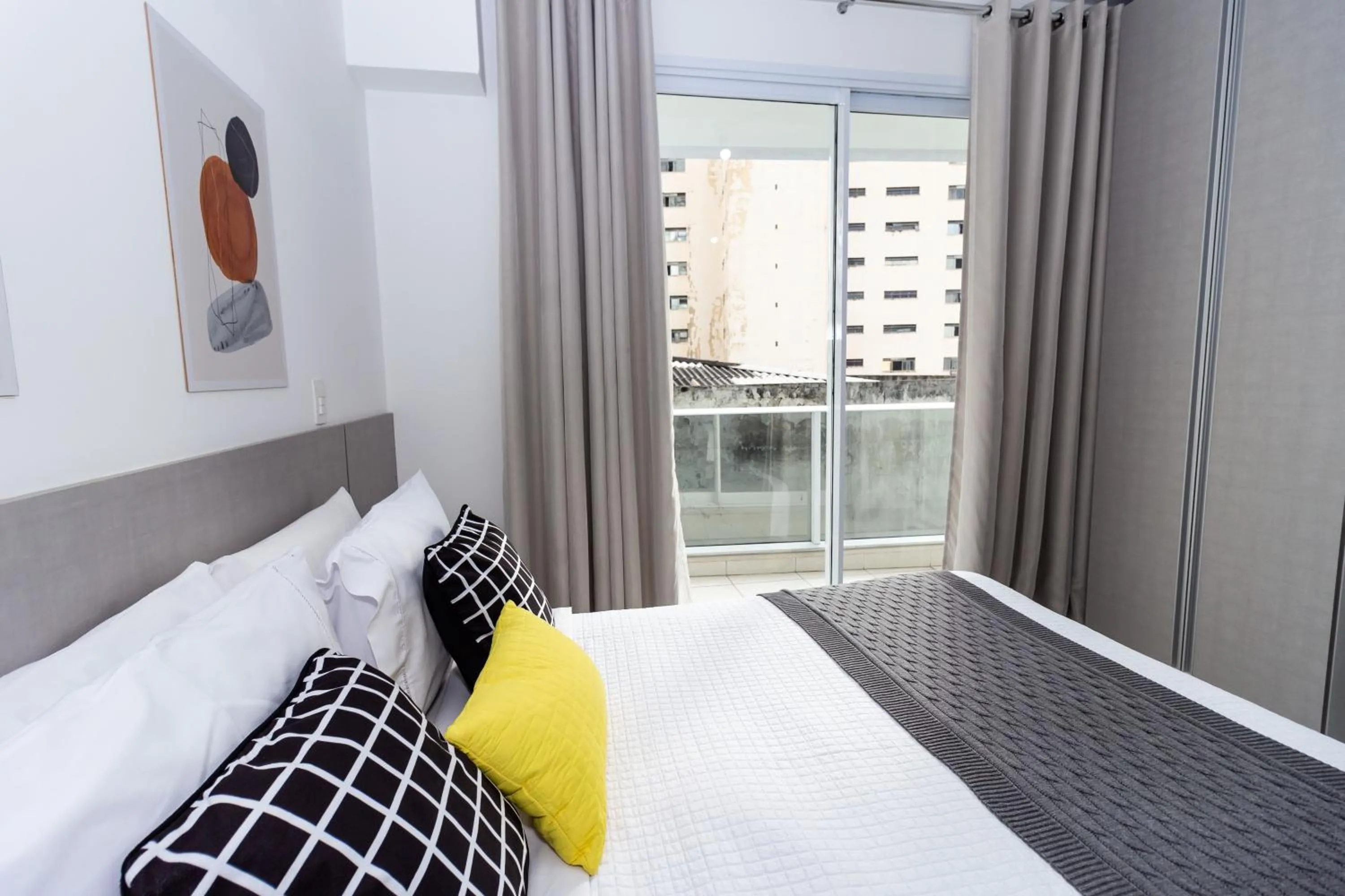 Photo of the whole room, Bed in 360 Luz