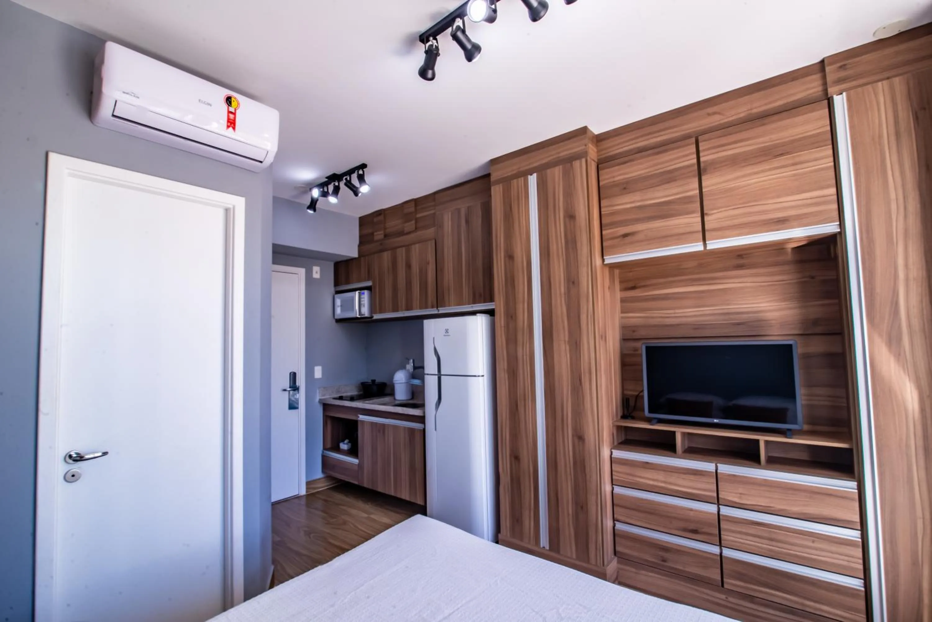 Photo of the whole room, Bed in 360 Luz