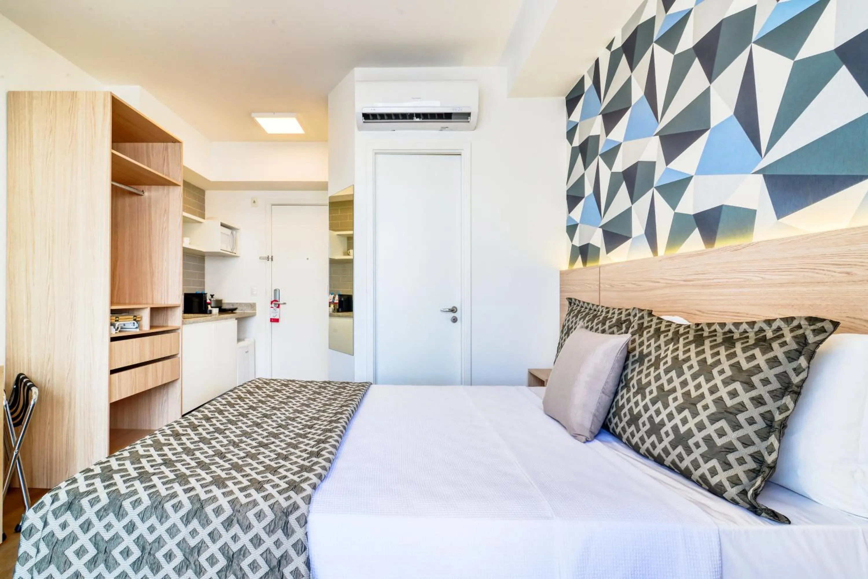 Photo of the whole room, Bed in 360 Luz