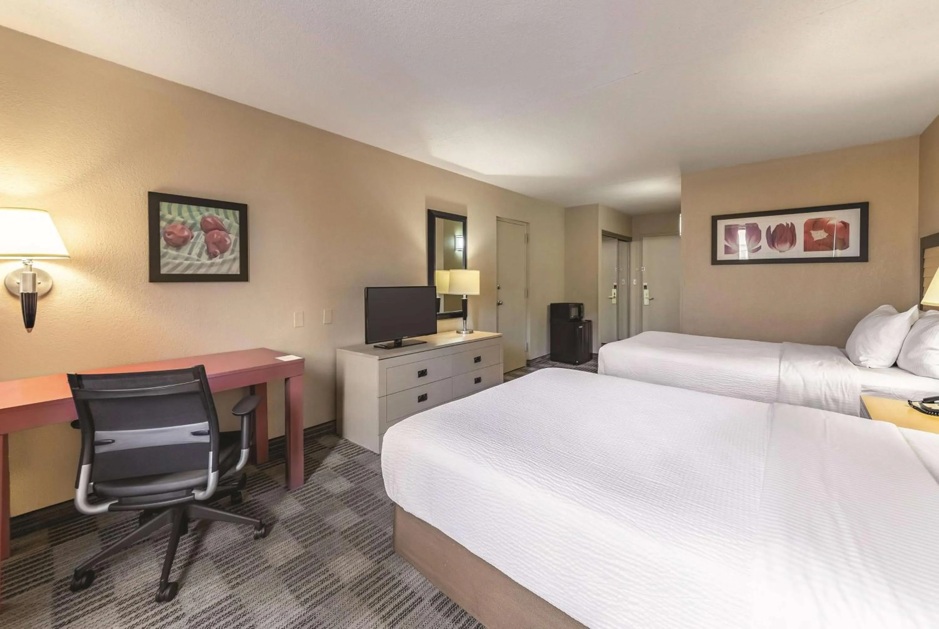 Photo of the whole room, Bed in Ramada Inn by Wyndham Fairfield NJ