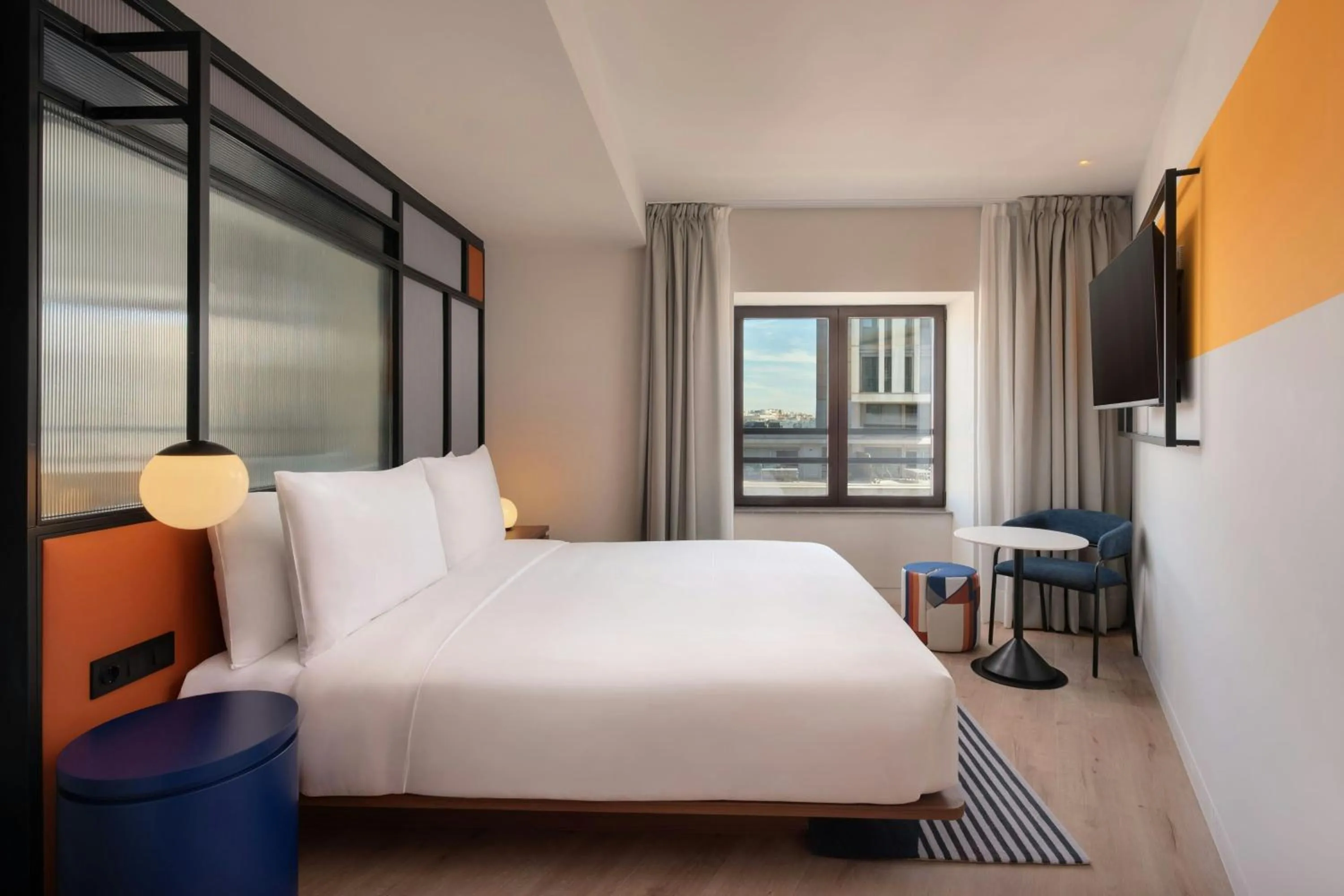 Photo of the whole room, Bed in Aloft Madrid Gran Via