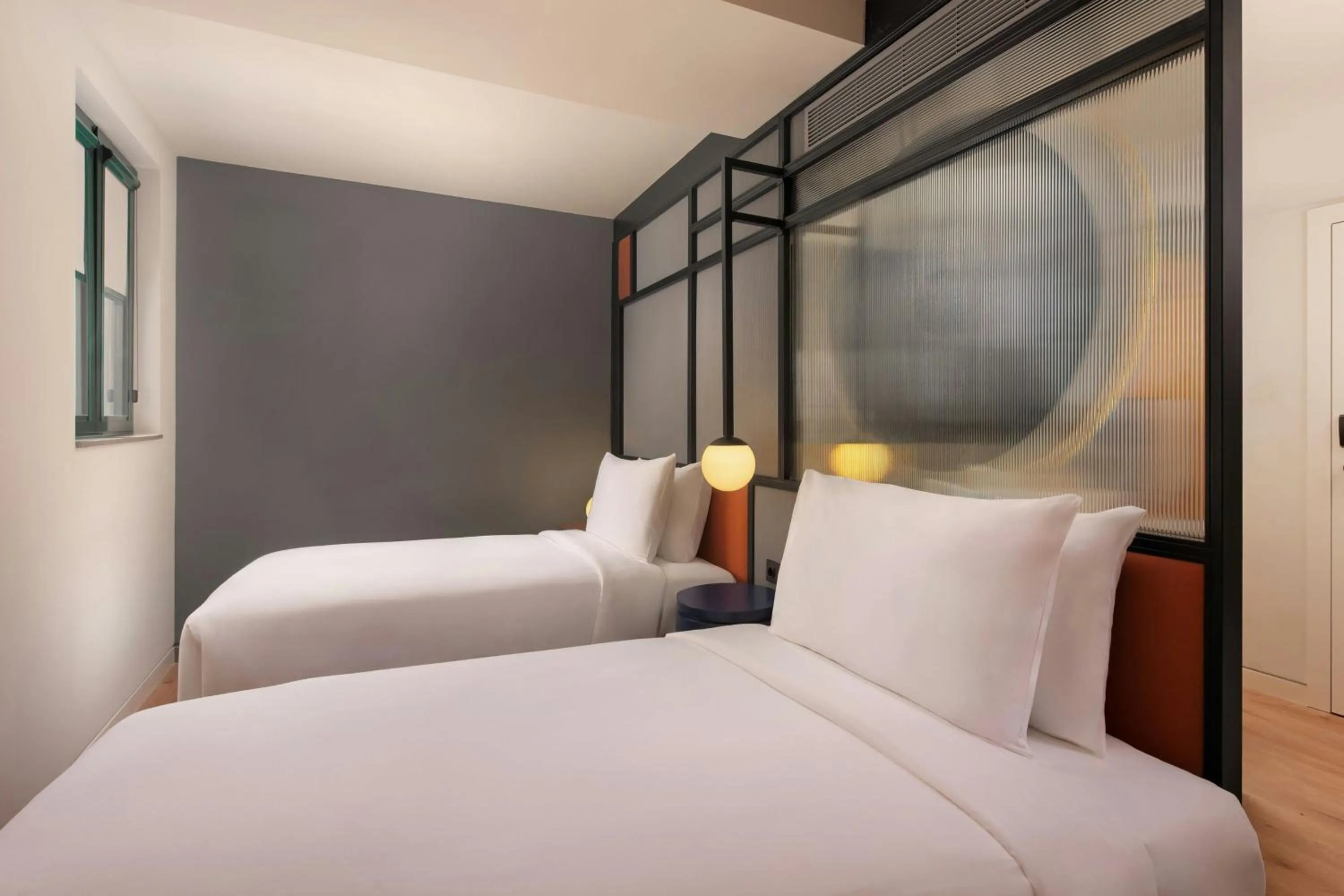 Photo of the whole room, Bed in Aloft Madrid Gran Via