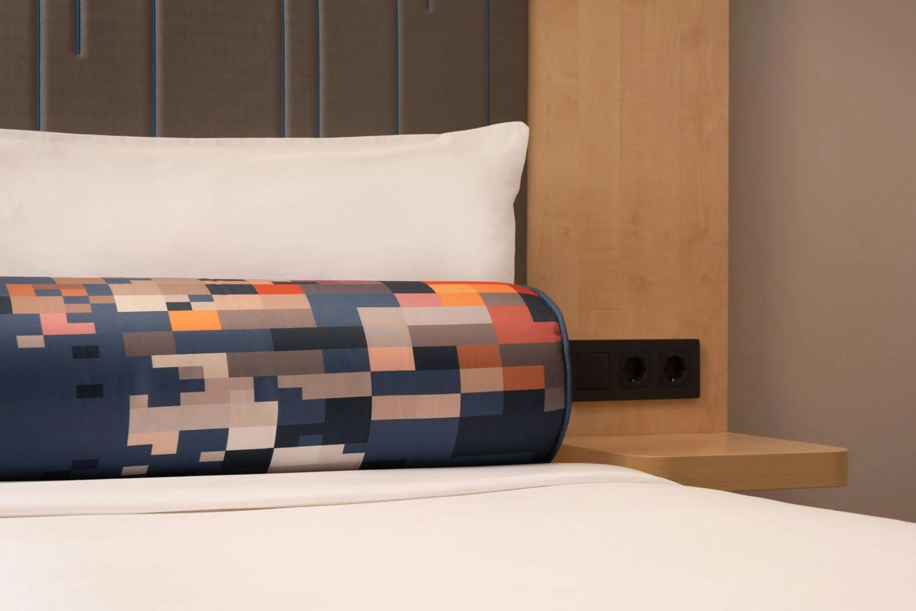 Photo of the whole room, Bed in Aloft Madrid Gran Via