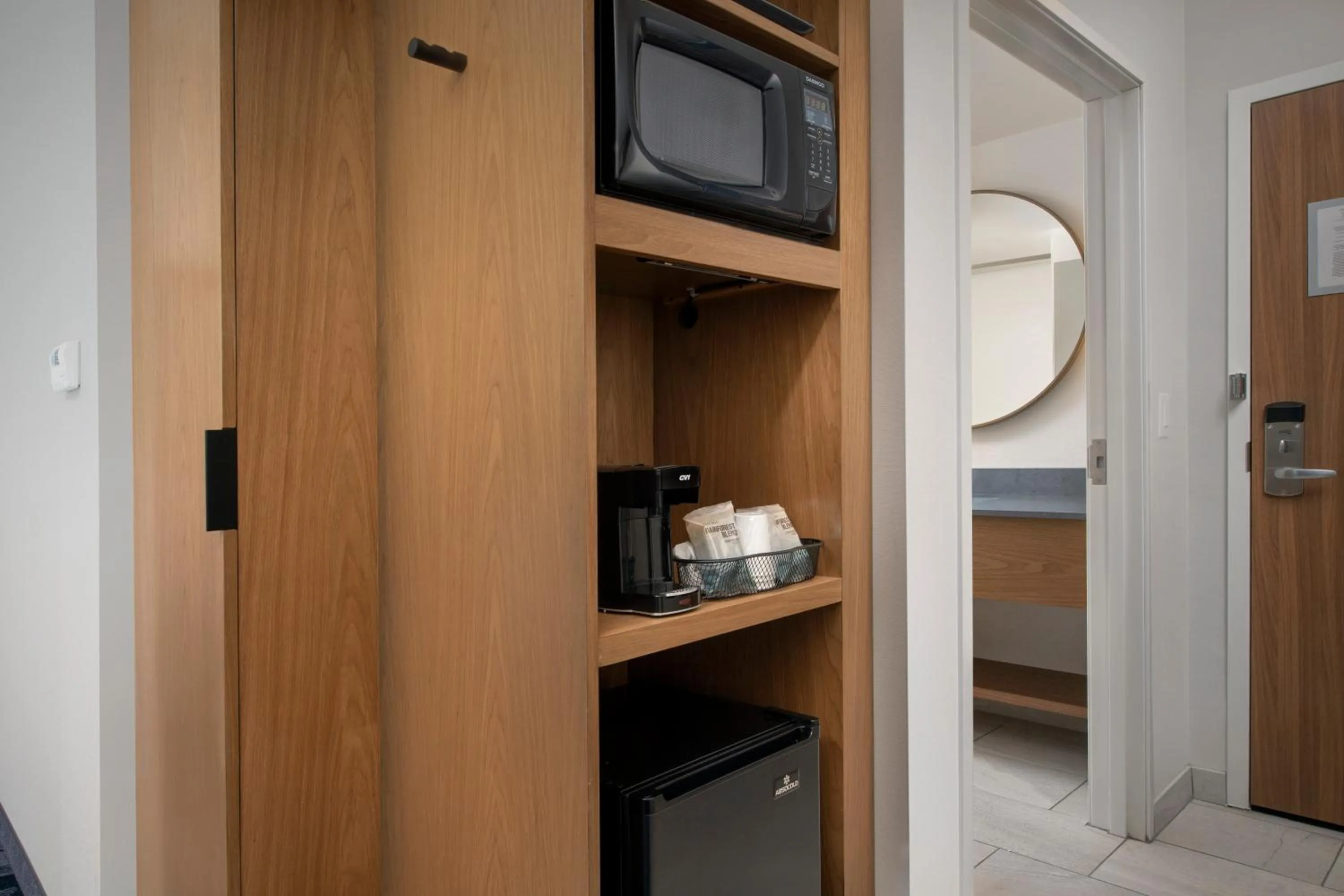 Coffee/tea facilities, Bed in Fairfield Inn & Suites by Marriott New Orleans Metairie