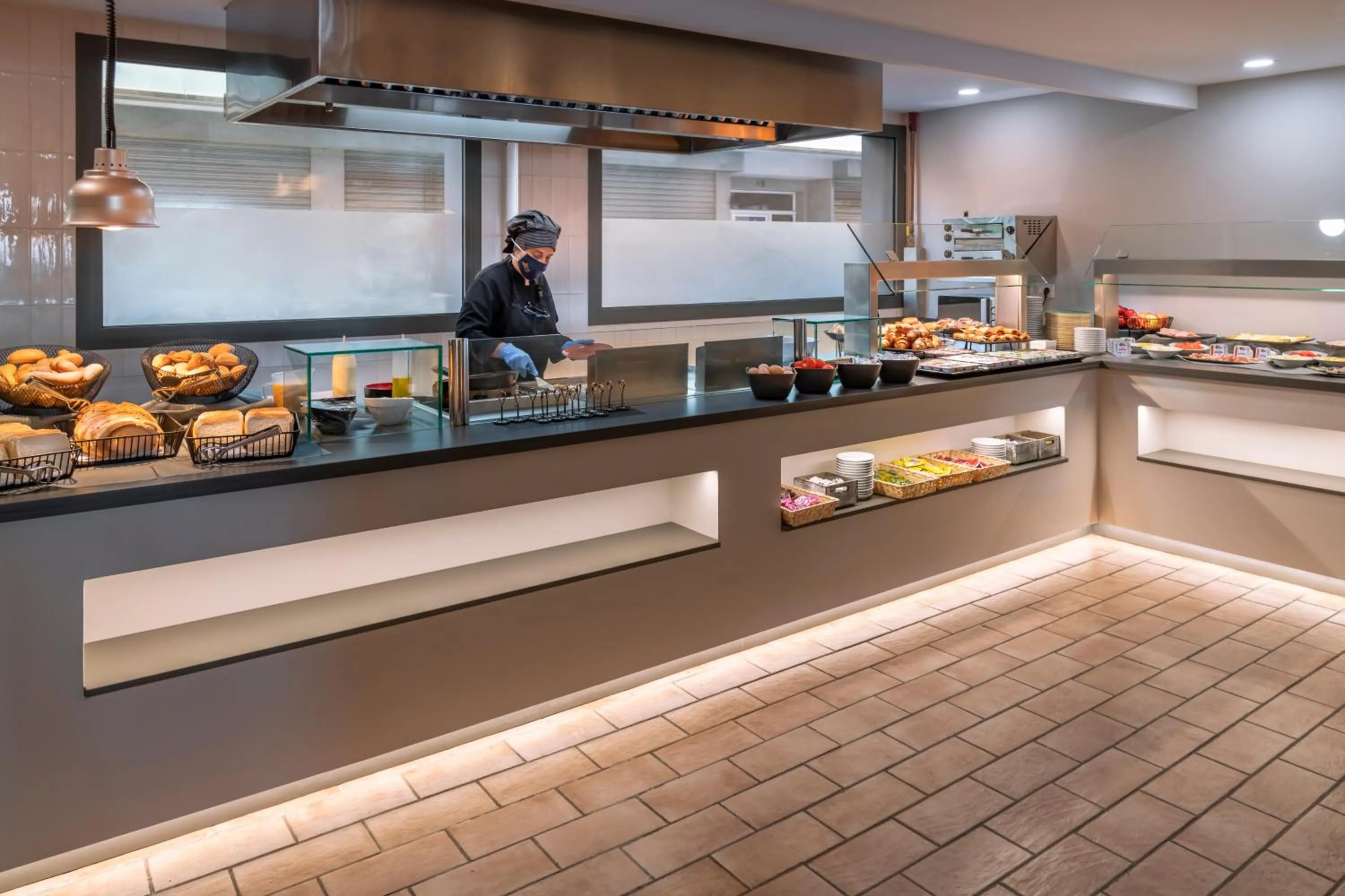 Buffet breakfast in GHT Miratge - Only Adults 18 and up