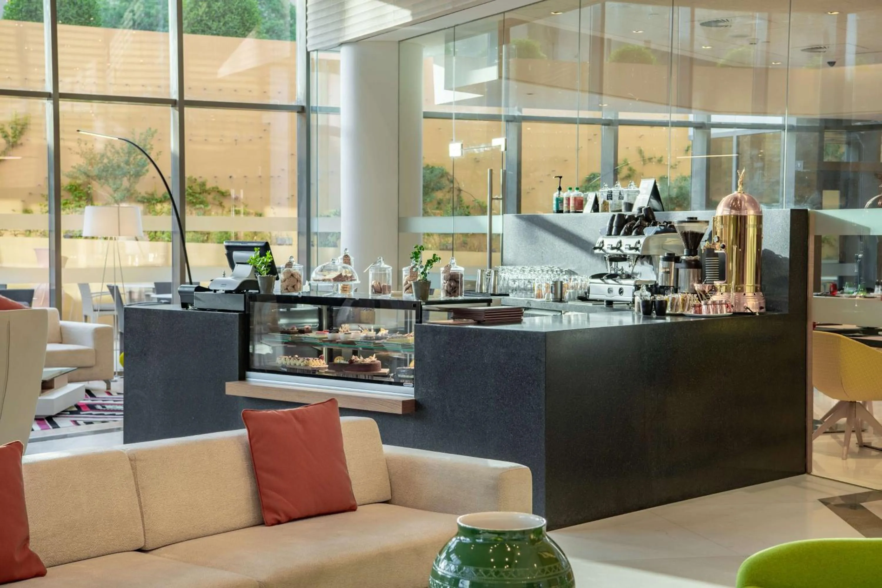 Lounge or bar in Radisson Blu Hotel & Residence, Riyadh Diplomatic Quarter