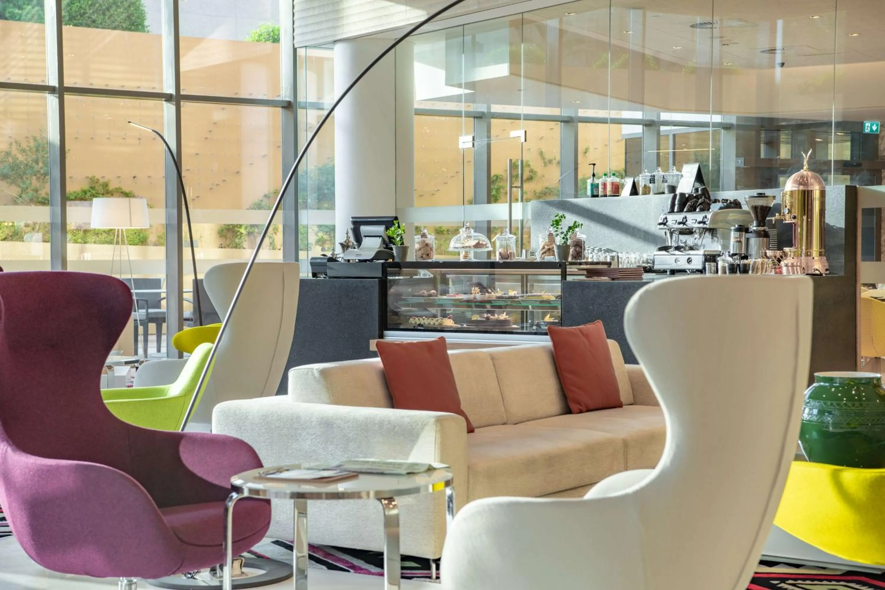 Lounge or bar in Radisson Blu Hotel & Residence, Riyadh Diplomatic Quarter