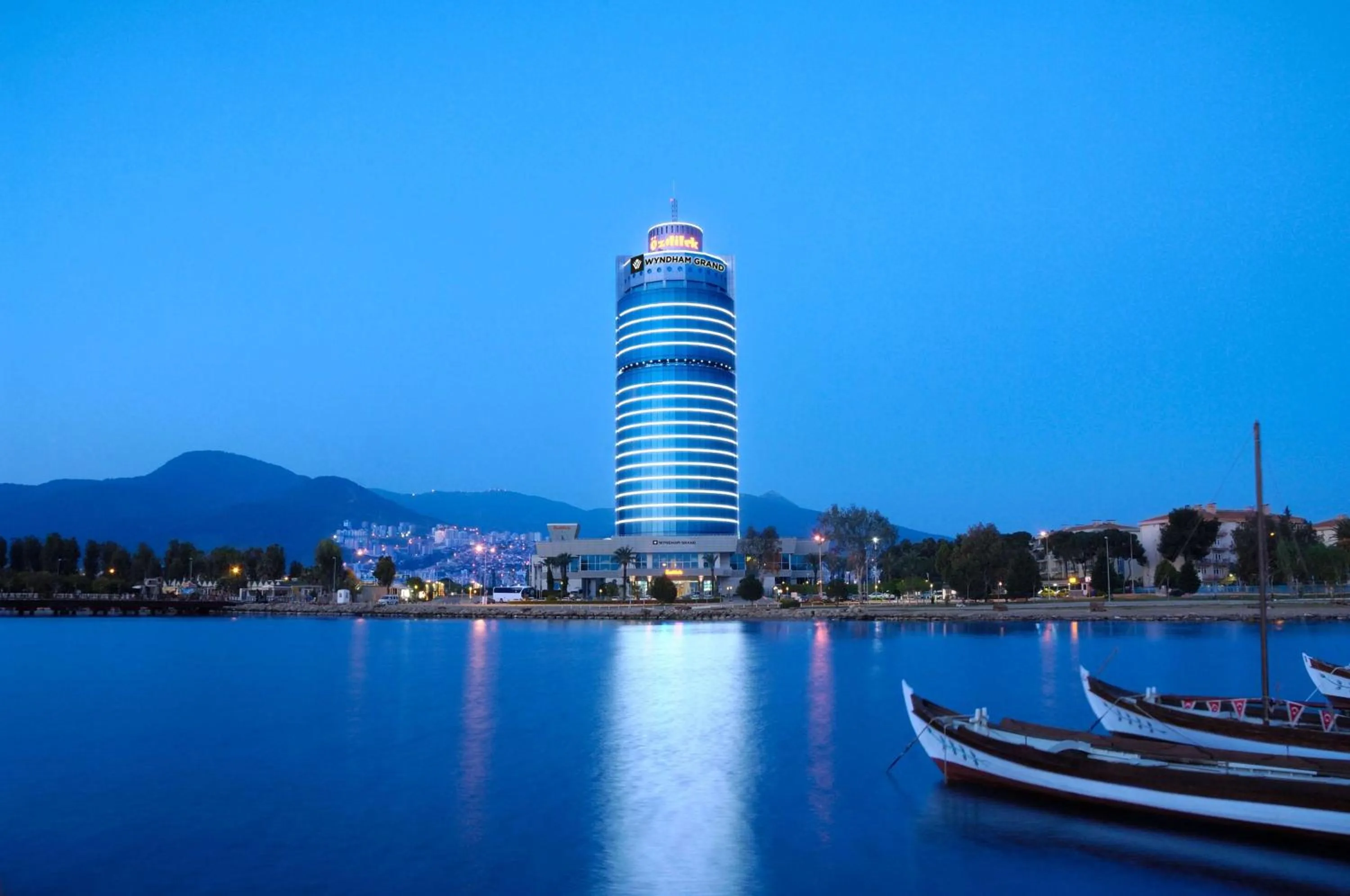 Property building in Wyndham Grand Izmir Ozdilek Thermal & Spa