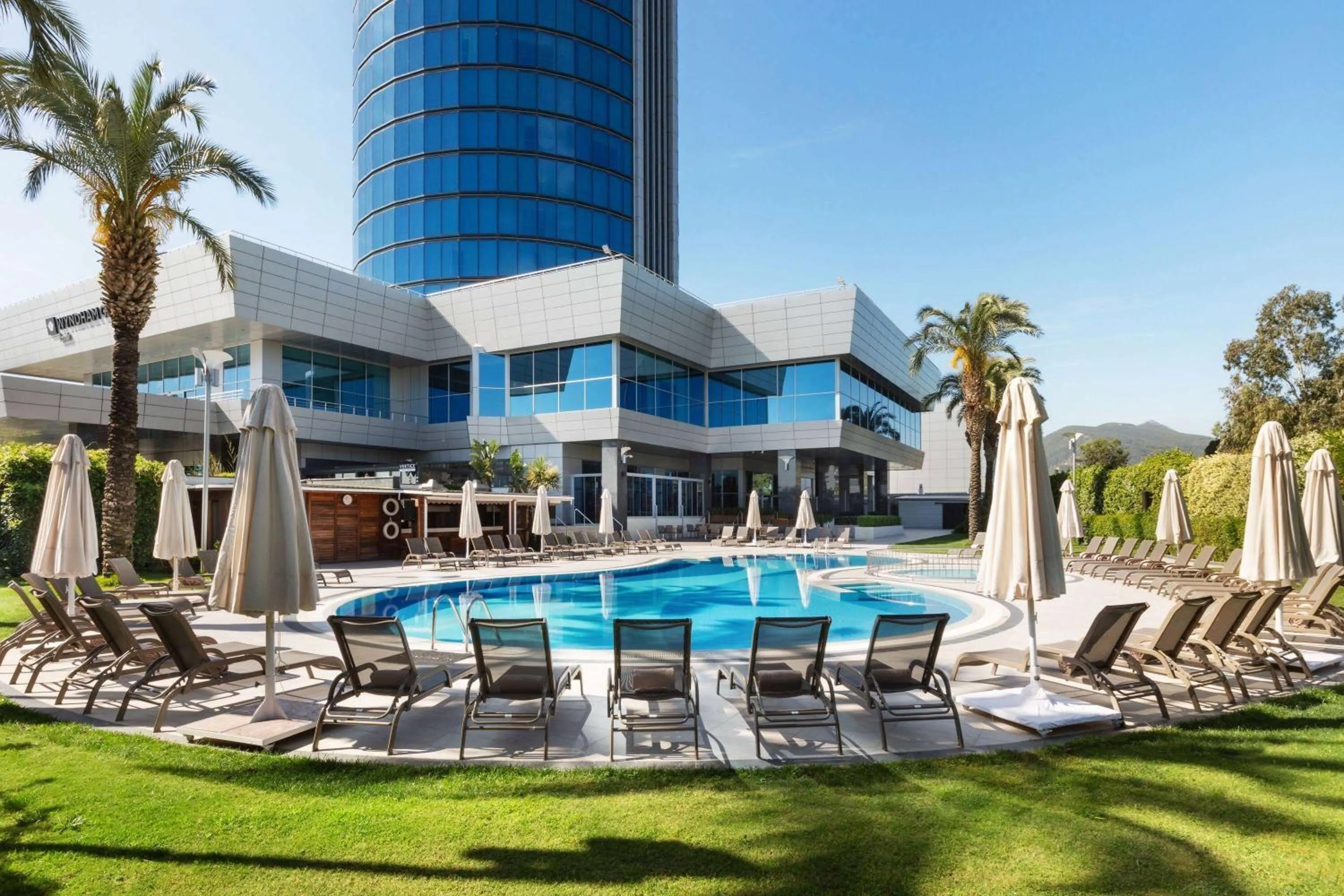 Pool view in Wyndham Grand Izmir Ozdilek Thermal & Spa