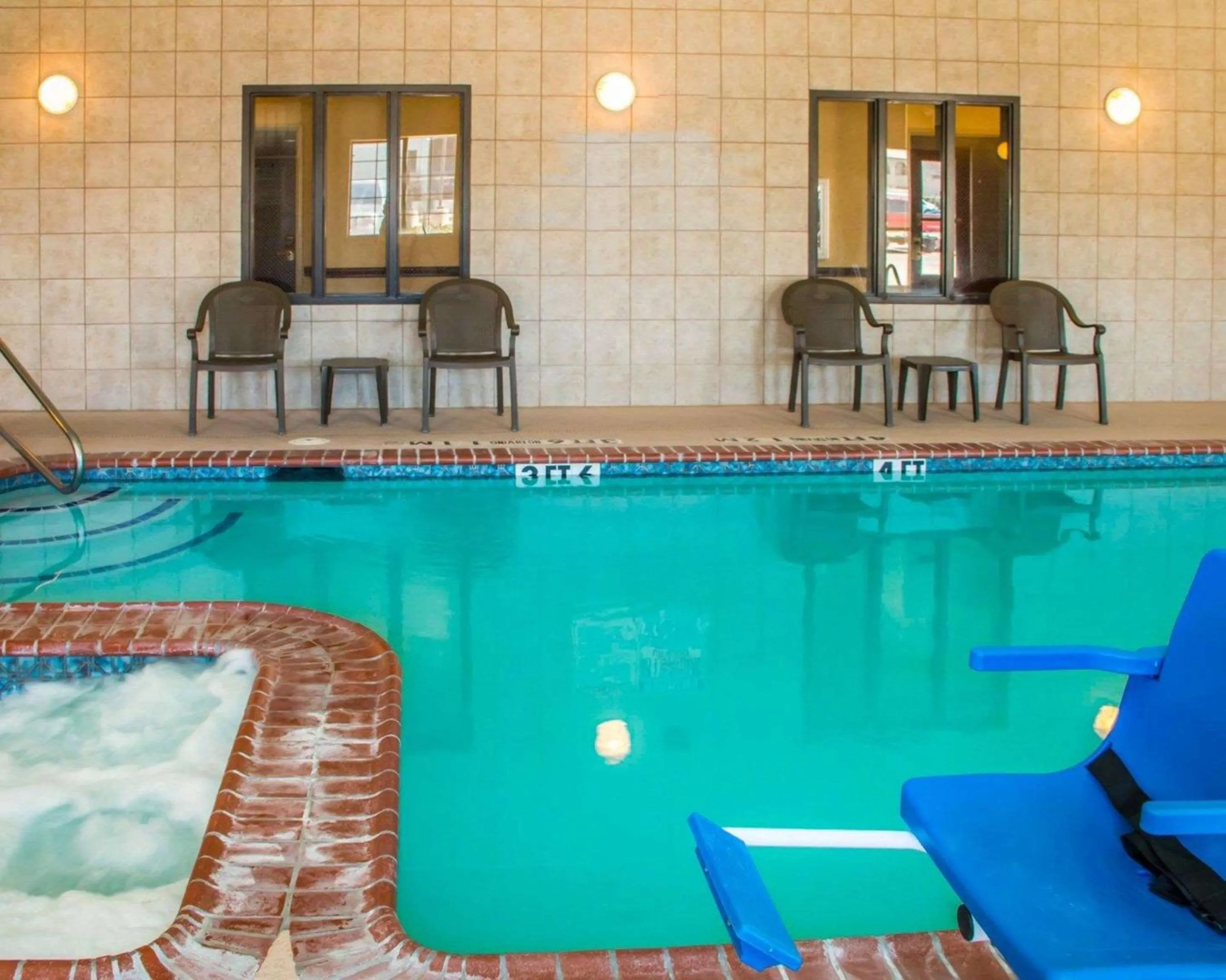 Swimming pool in Sleep Inn & Suites at Six Flags