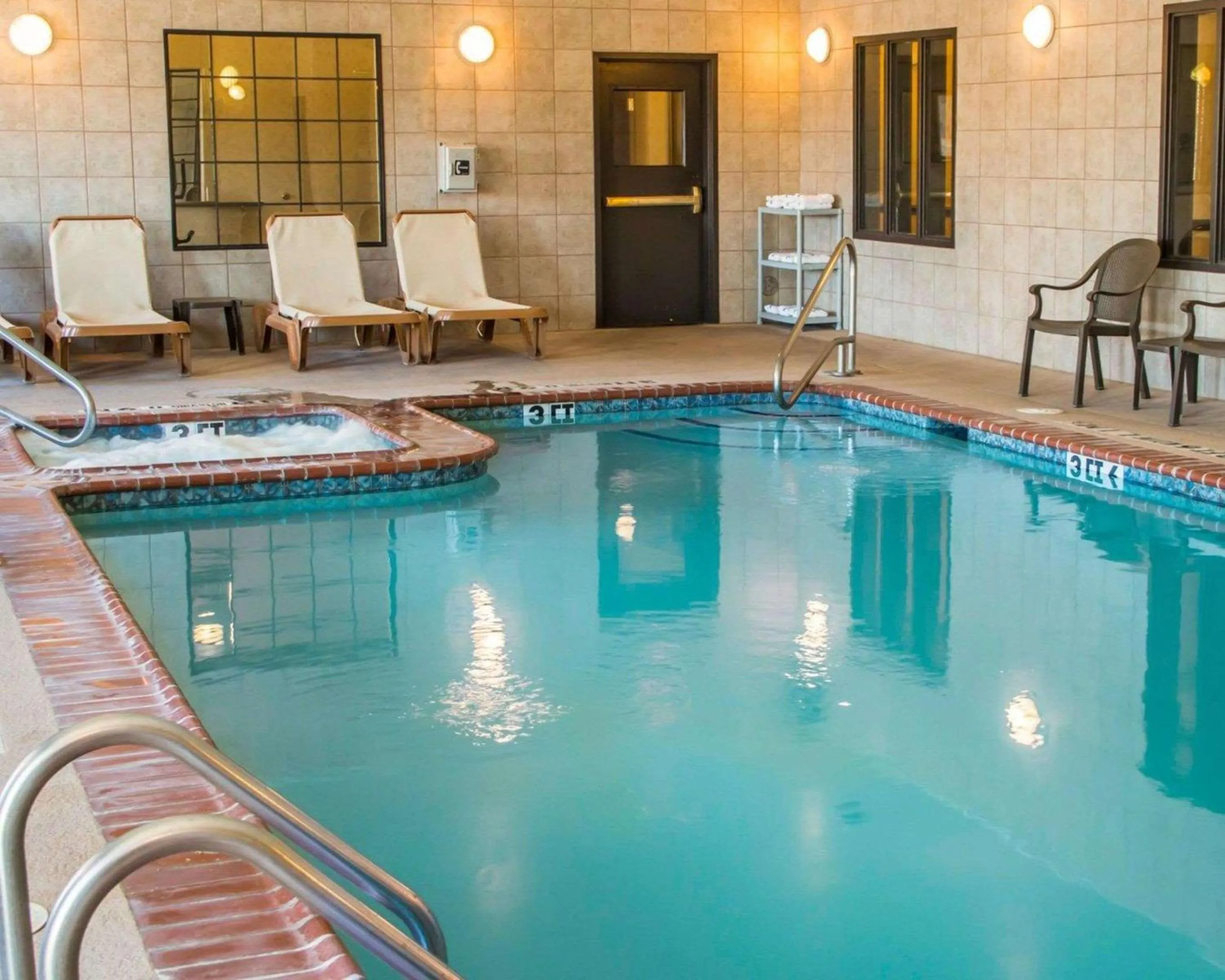 Swimming pool in Sleep Inn & Suites at Six Flags