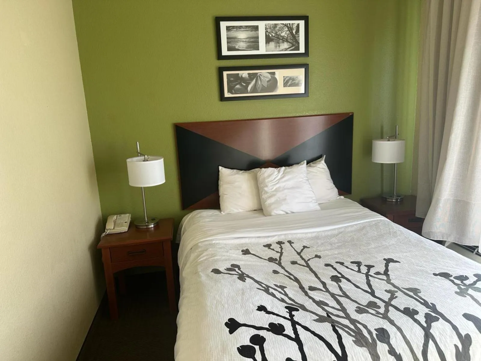 Bedroom, Bed in Sleep Inn & Suites at Six Flags