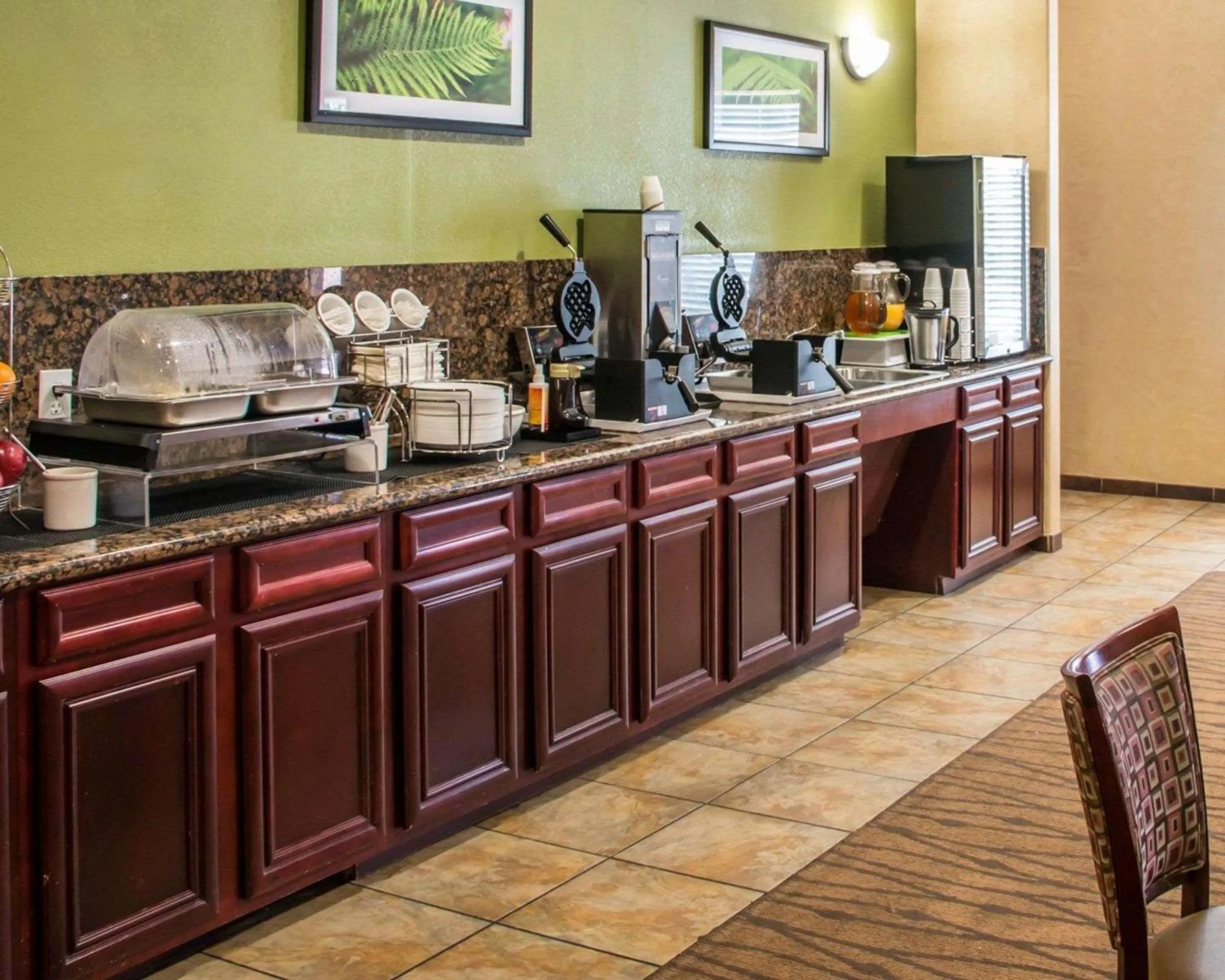 Breakfast in Sleep Inn & Suites at Six Flags