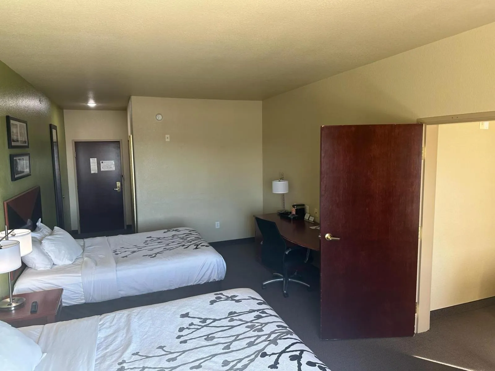 Property building, Bed in Sleep Inn & Suites at Six Flags