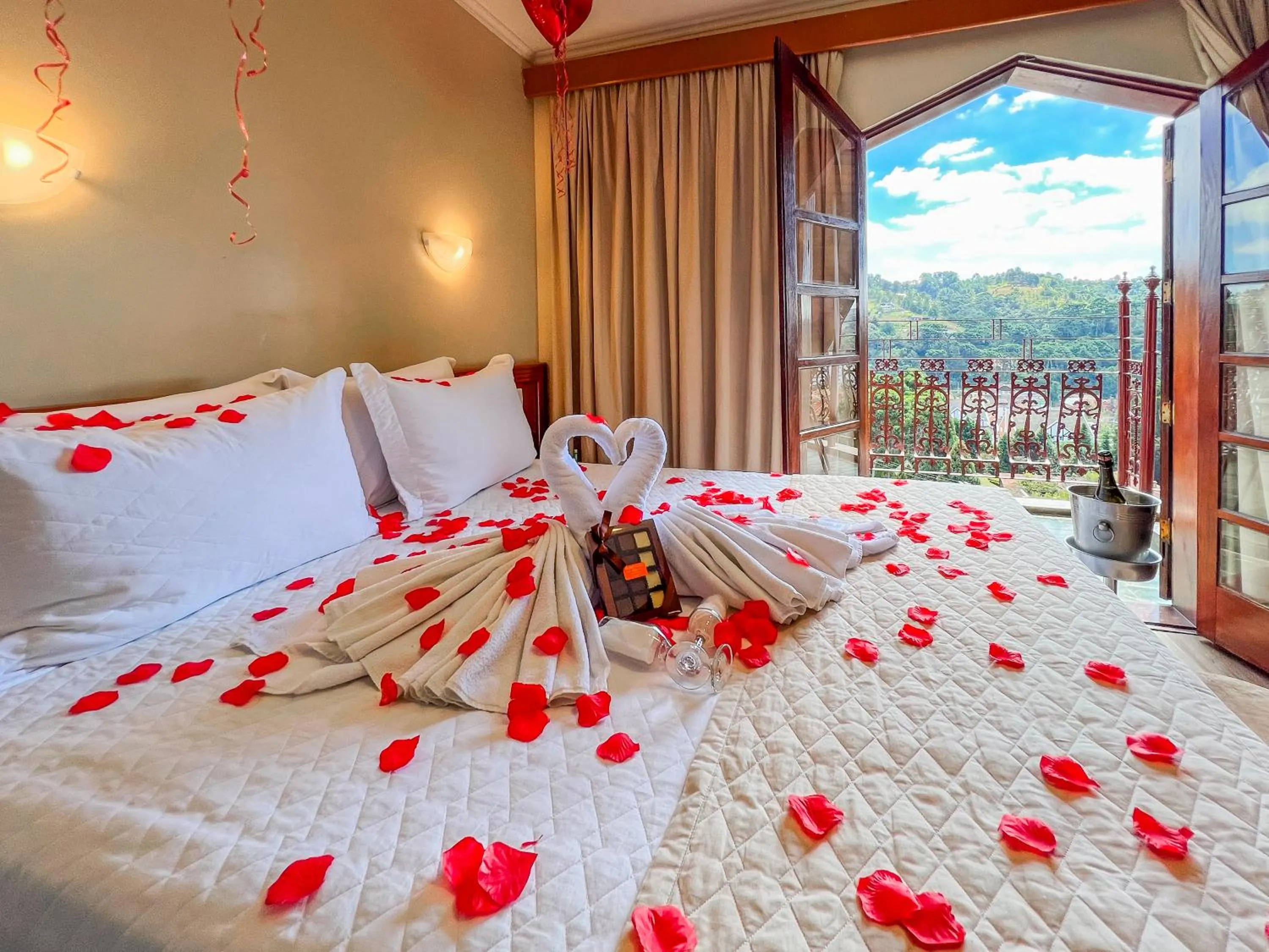Balcony/Terrace, Bed in Hotel Nacional Inn Campos do Jordão