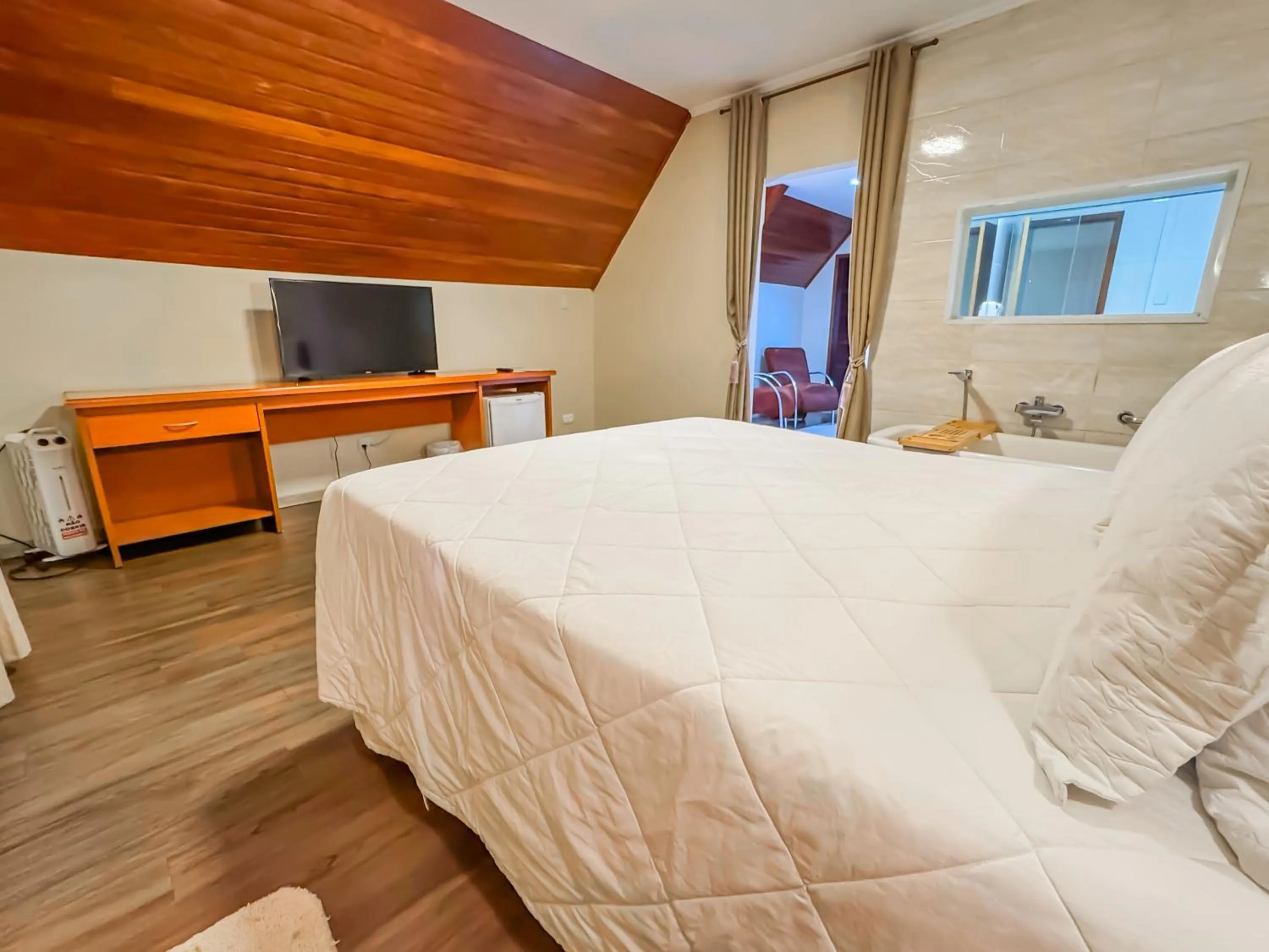 Bedroom, Bed in Hotel Nacional Inn Campos do Jordão