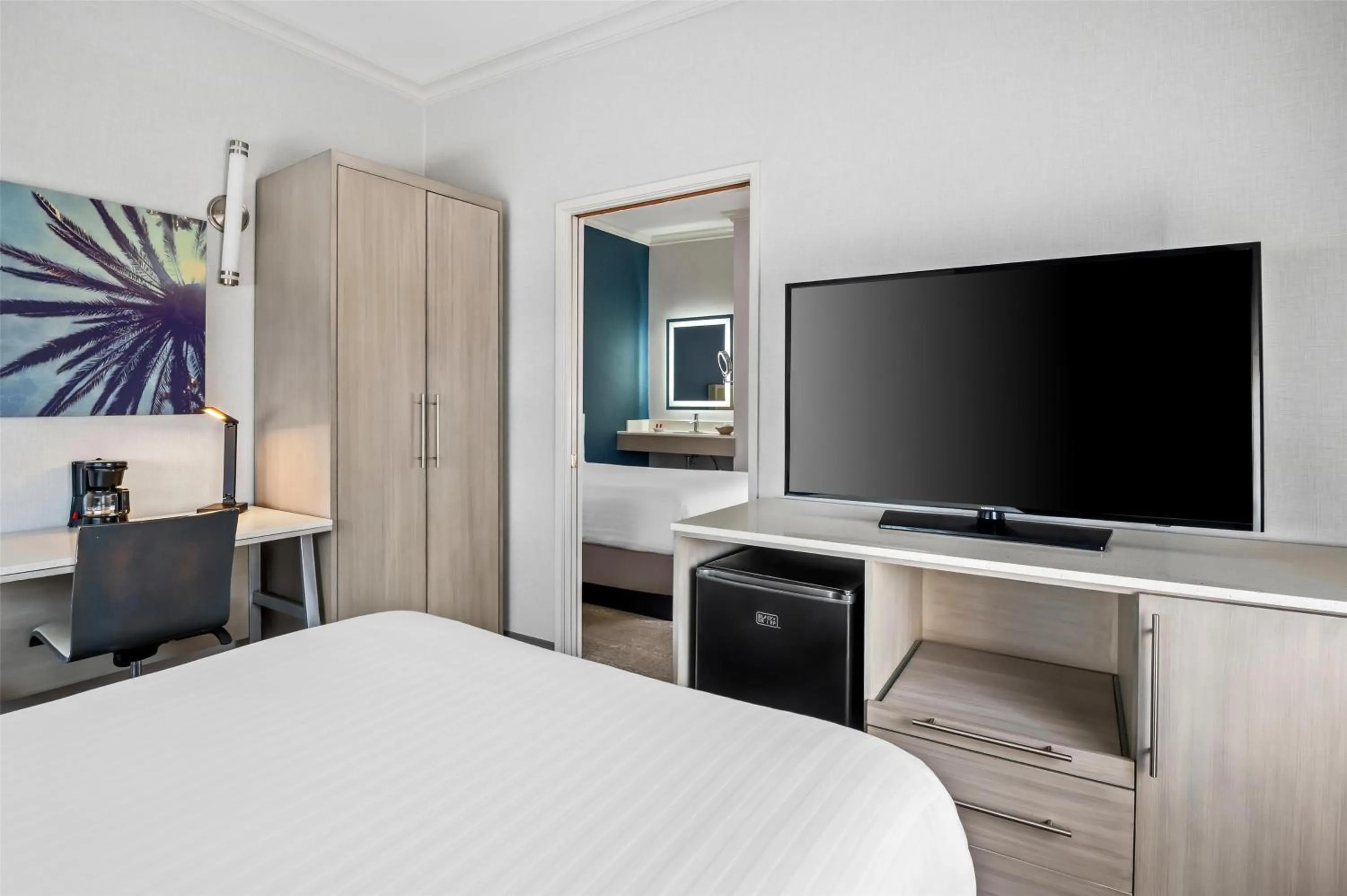 Bedroom, Bed in SureStay Hotel by Best Western Santa Monica